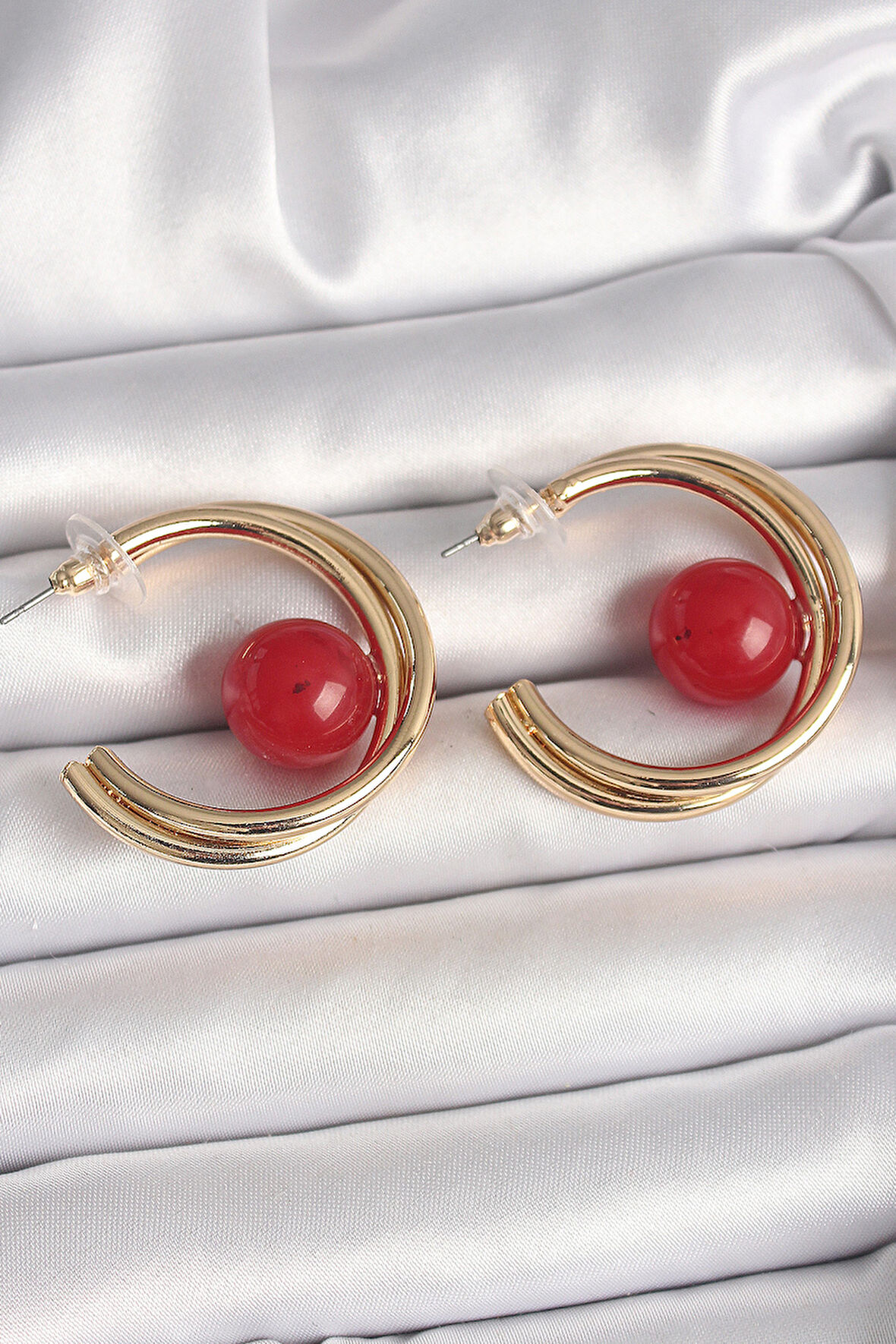 Pirinç Gold Renk Halka Model Kırmızı Boncuk Detay Kadın Küpe - TJ-BKP10366