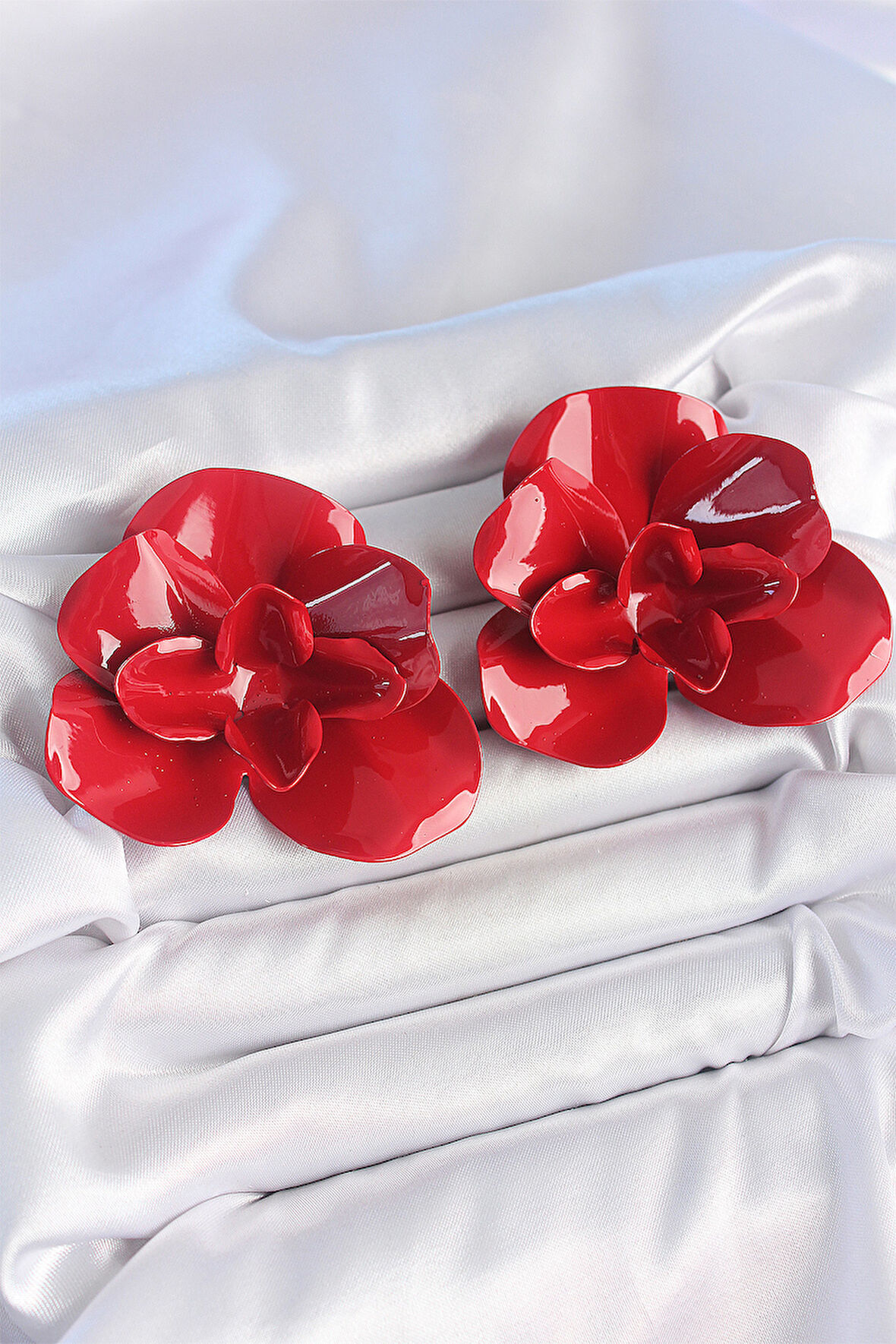 Pirinç Kırmızı Renk Gül Model Kadın Küpe - TJ-BKP10498