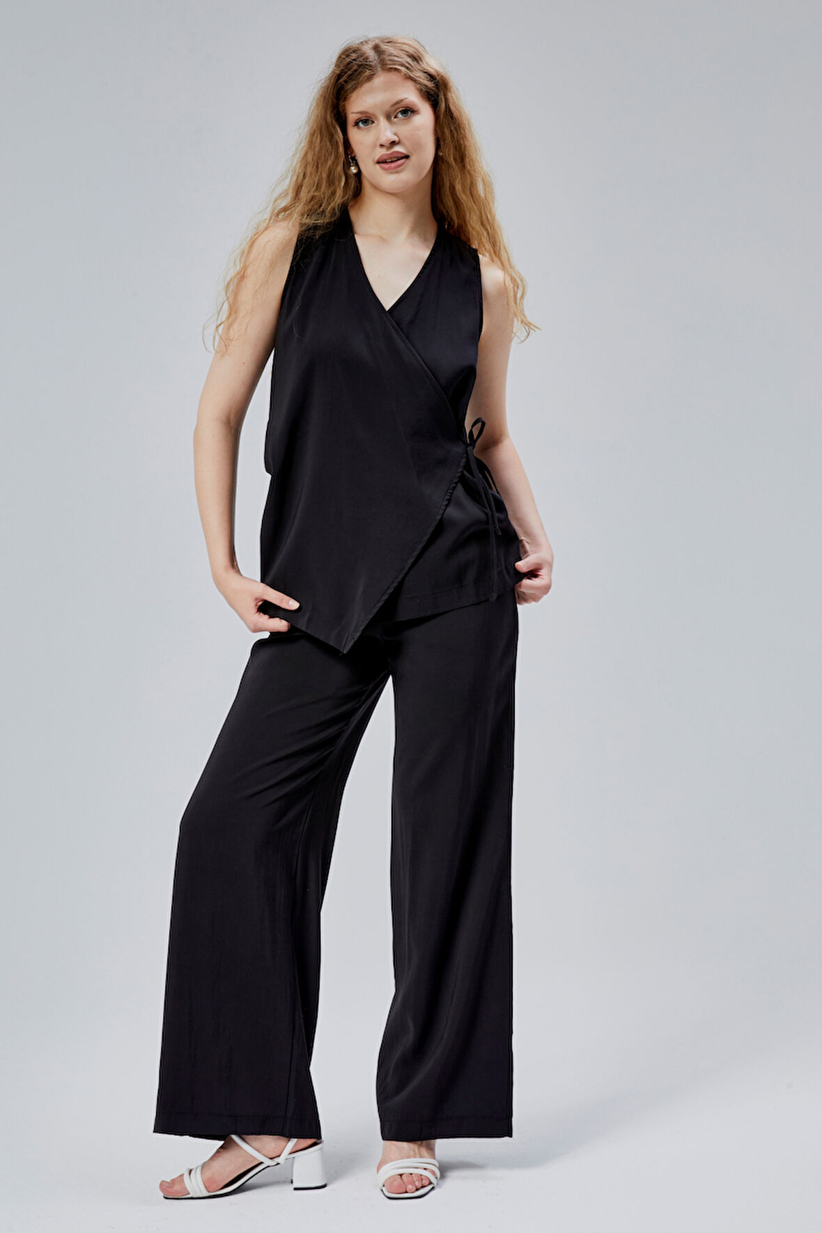 Siyah V Yaka Yandan Bağlama Detaylı Yelek-Pantolon Takım