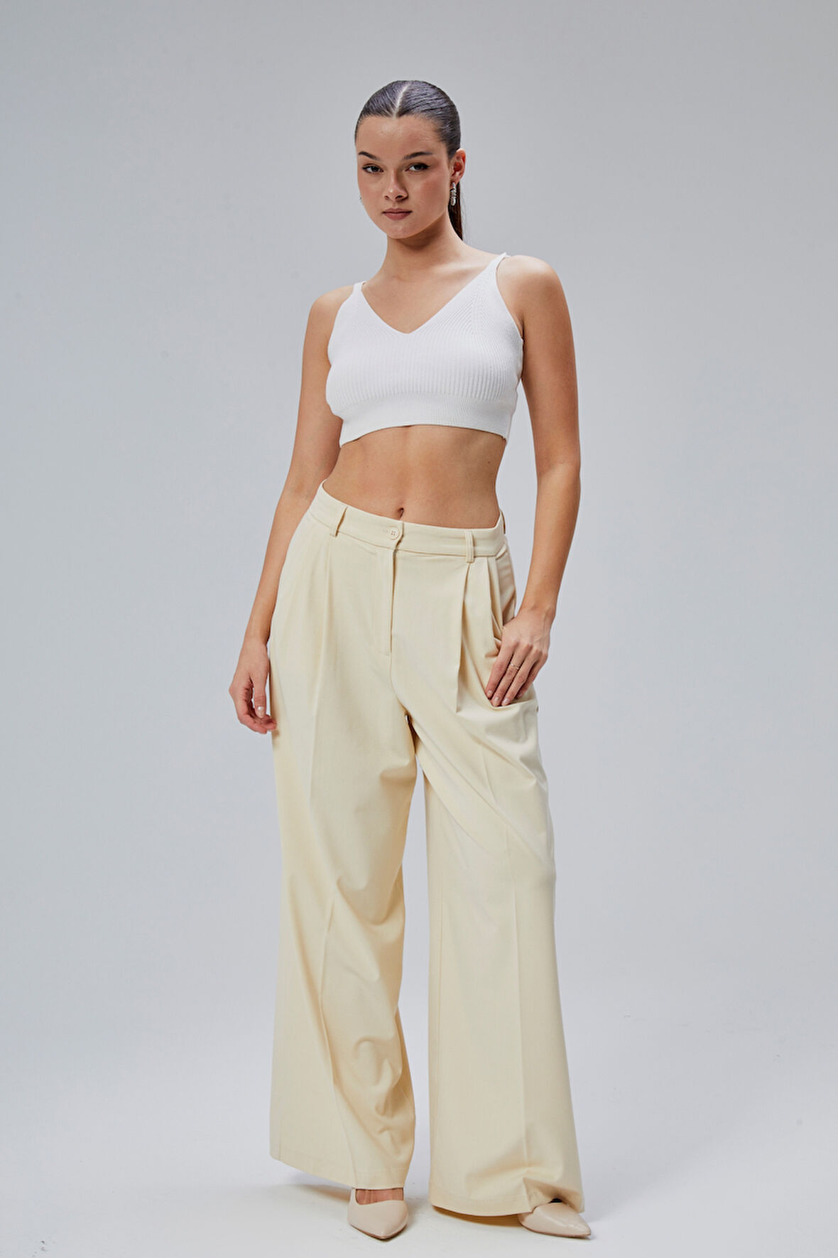 Ekru Salaş Kesim Pileli Kumaş Pantolon
