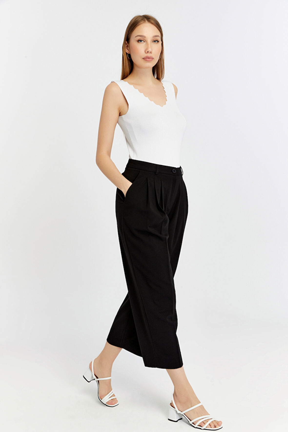 Siyah Regular Pileli Kısa Paça Pantolon