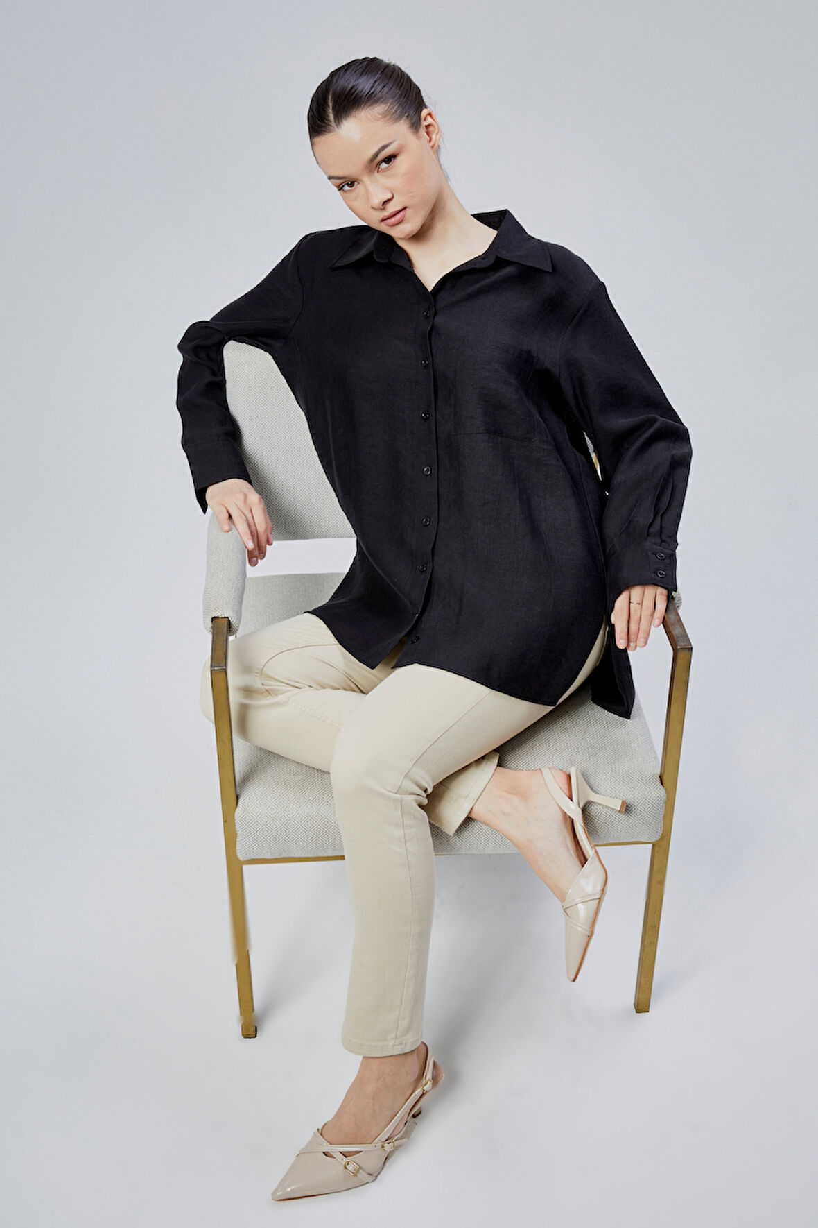 Siyah Yırtmaç Detaylı Oversize Gömlek 