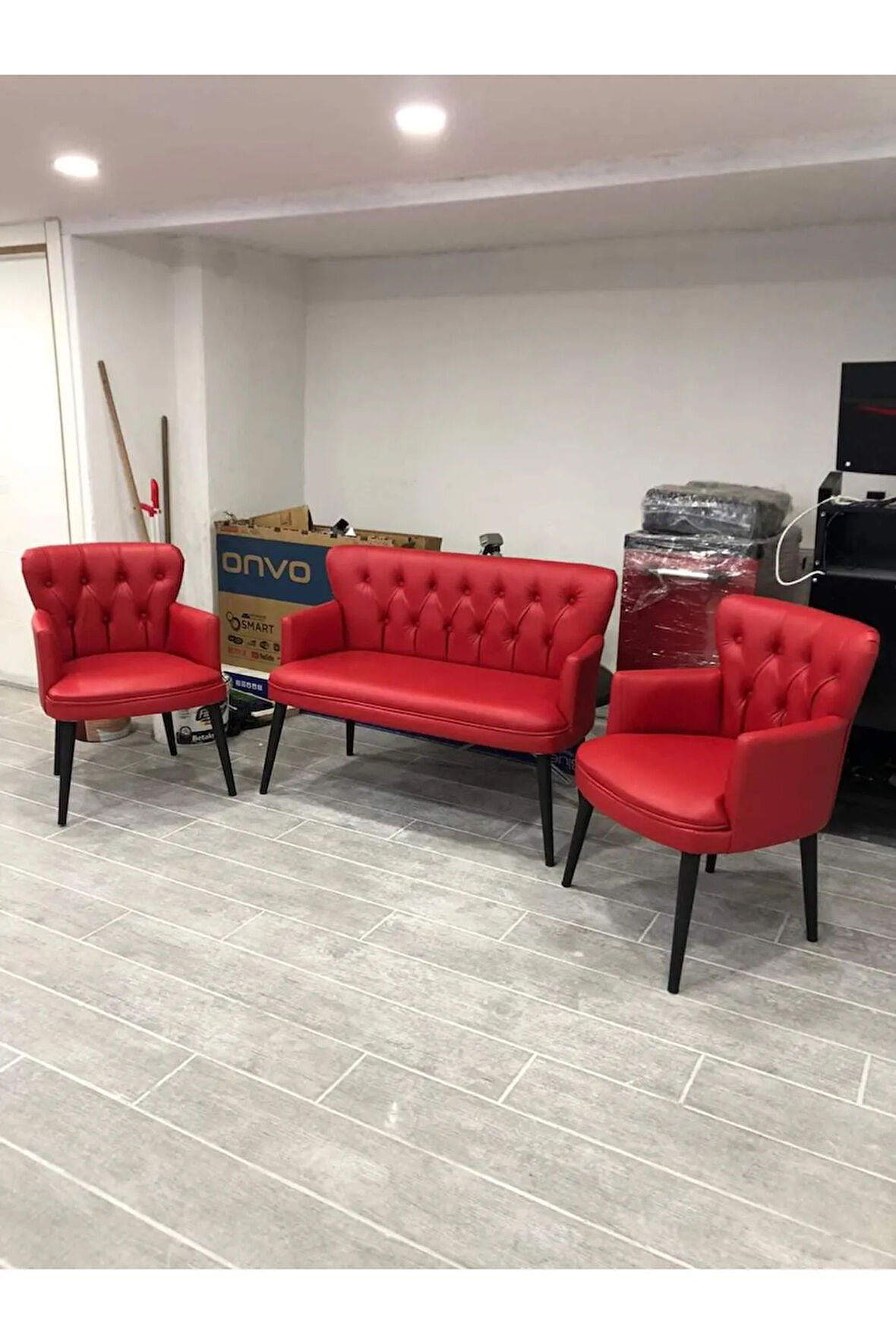 Pera  Ofis Büro Bekleme Koltuk Takımı Kırmızı Renk Ahşap Ayak Kapitoneli