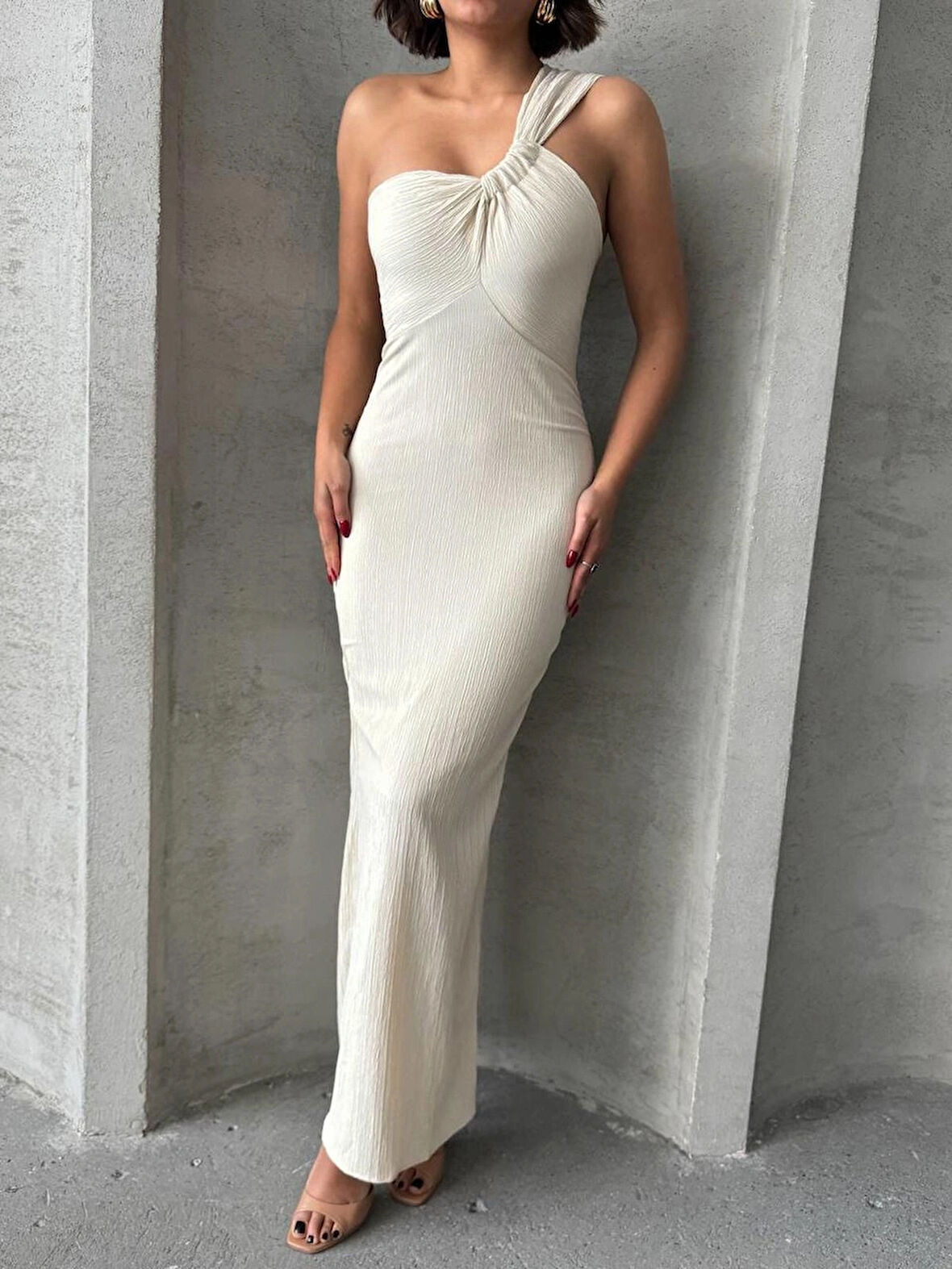 Ekru Tek Omuz Detaylı Krinkil Kumaş Astarlı Kadın Elbise