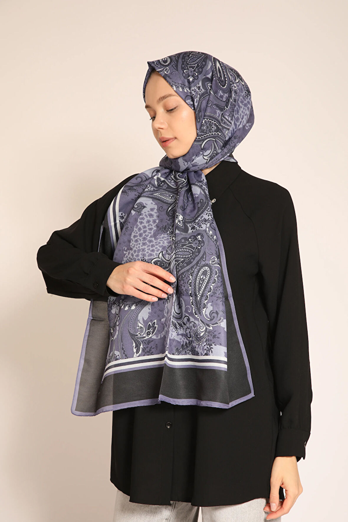 Mor Lacivert Desenli Soft Şal | Modern Paisley Motifli İpek Görünümlü