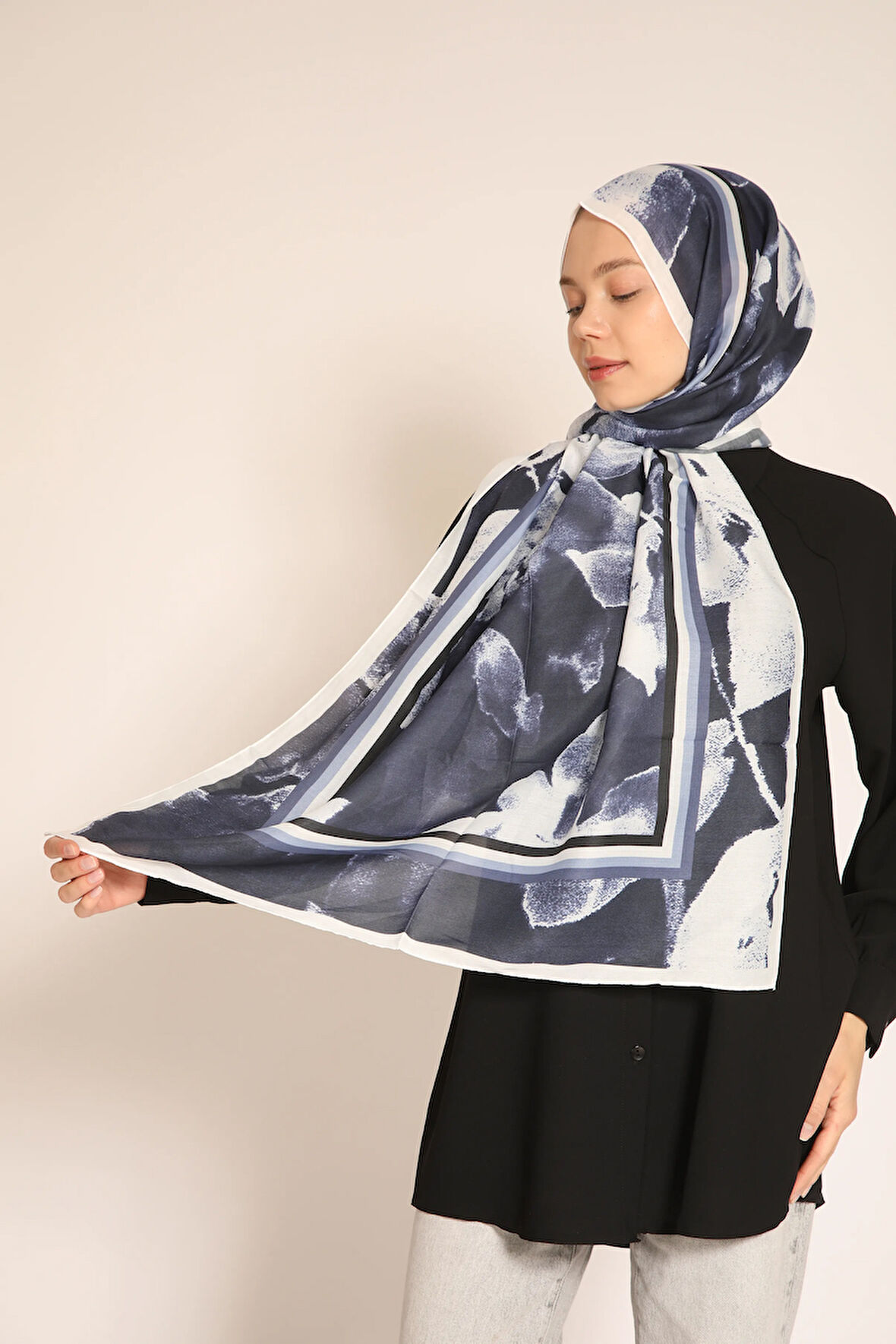 Soyut Sanat Etkili Soft Şal | Lacivert Çiçek ve Yaprak Desenli Kadın Şal