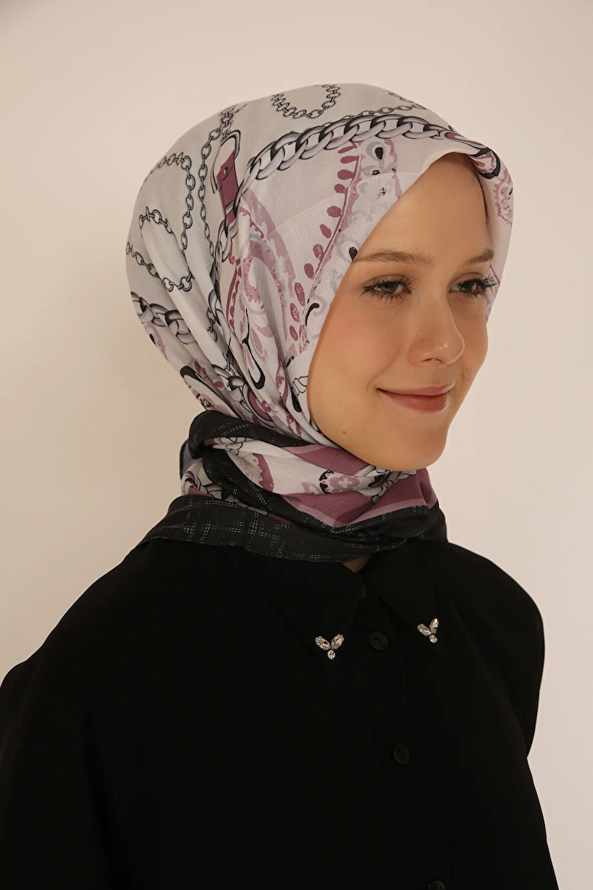 Zincir Desenli Lila-Gri Soft Eşarp – Modern ve Zarif Tasarım