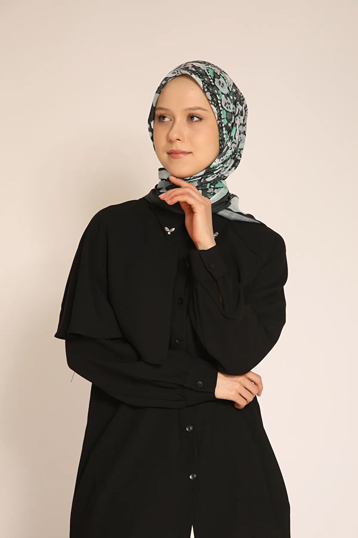 Desenli Siyah Yeşil Eşarp | Modern ve Zarif Başörtüsü Modeli