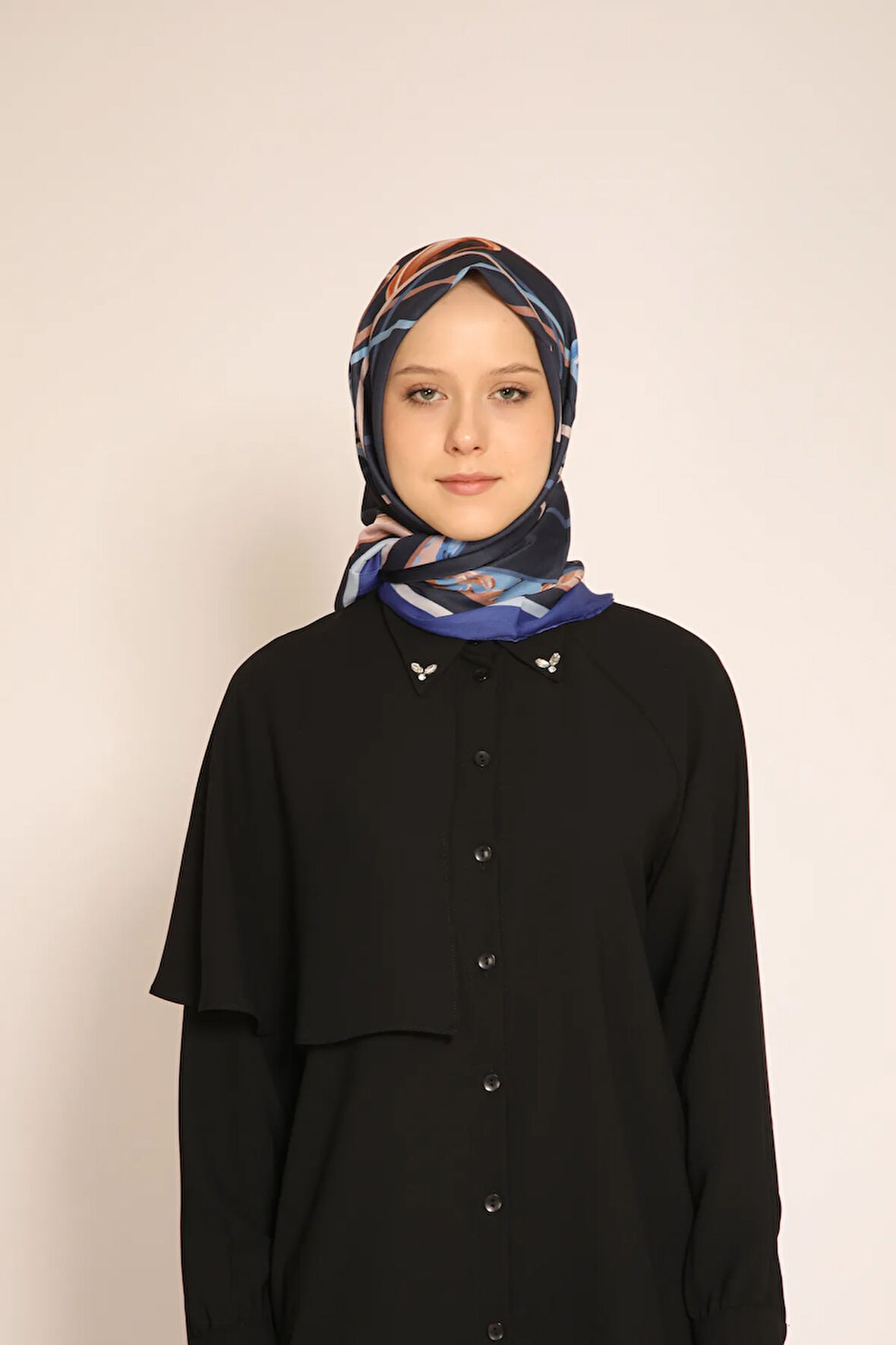 Geometrik ve Soyut Desenli Lacivert Eşarp | Modern Stil Dokunuşu Göz Alıcı ve Zarif