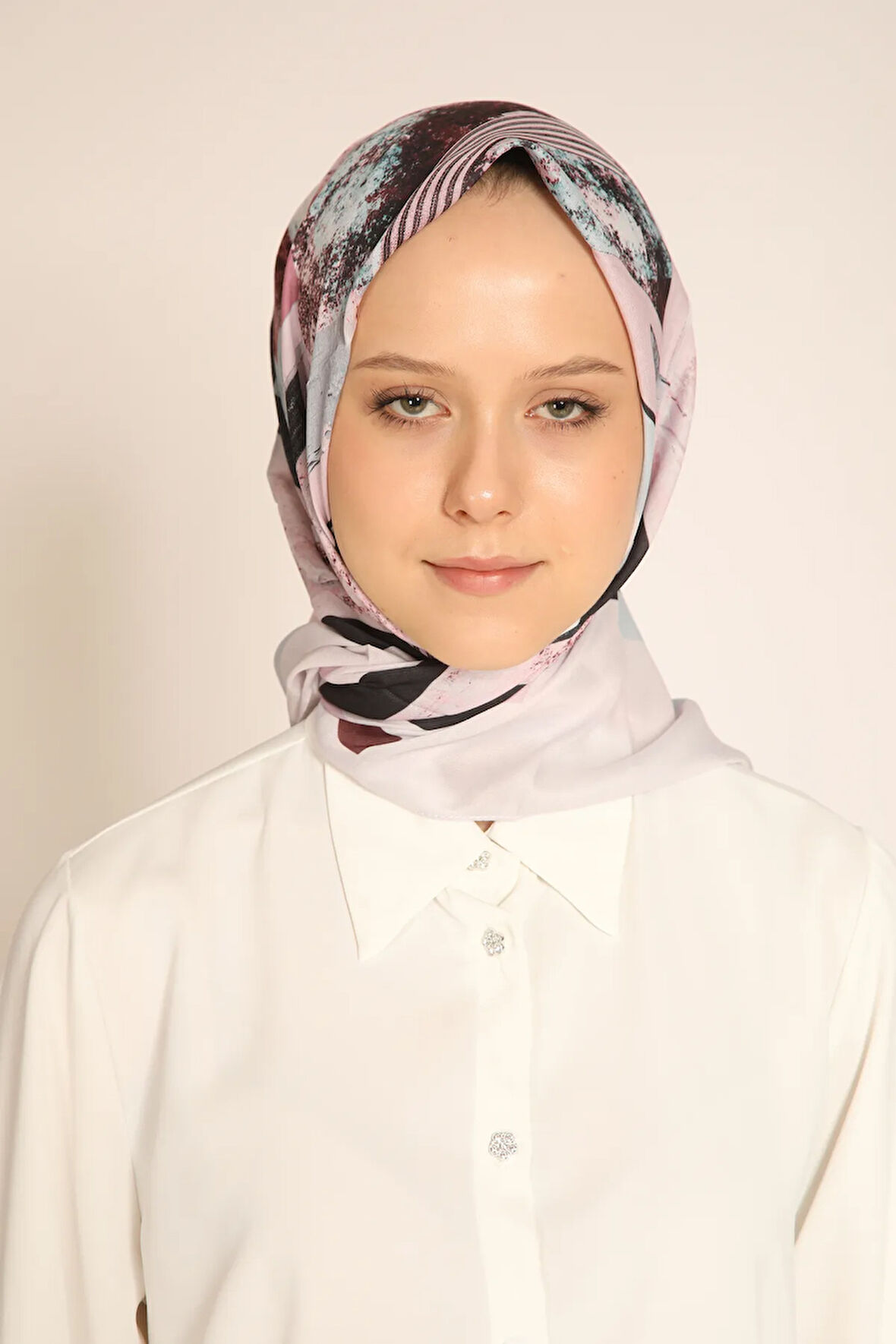 Açık Mavi ve Bej Geometrik Desenli Soft Eşarp - Modern ve Şık Tasarım