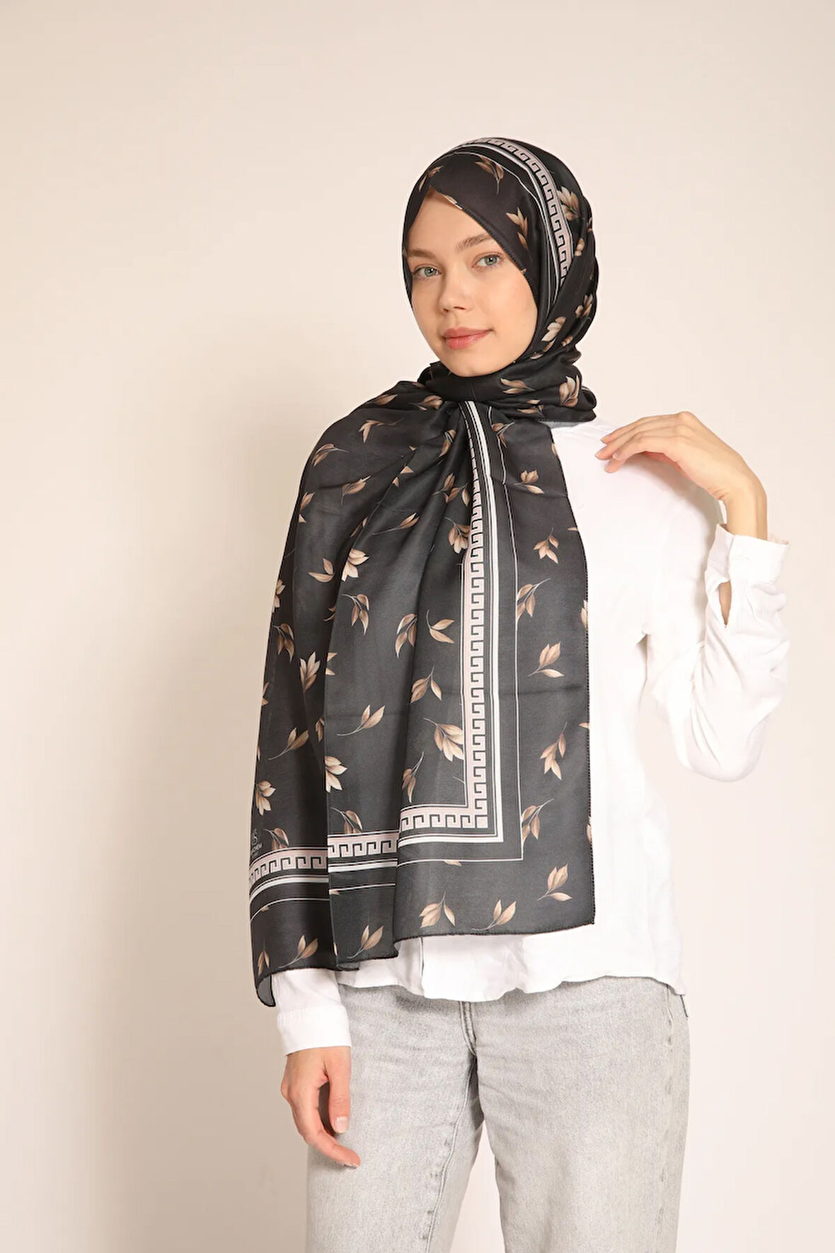 Siyah Zemin Üzerine Yaprak Desenli Şal – Klasik ve Zarif Tasarım