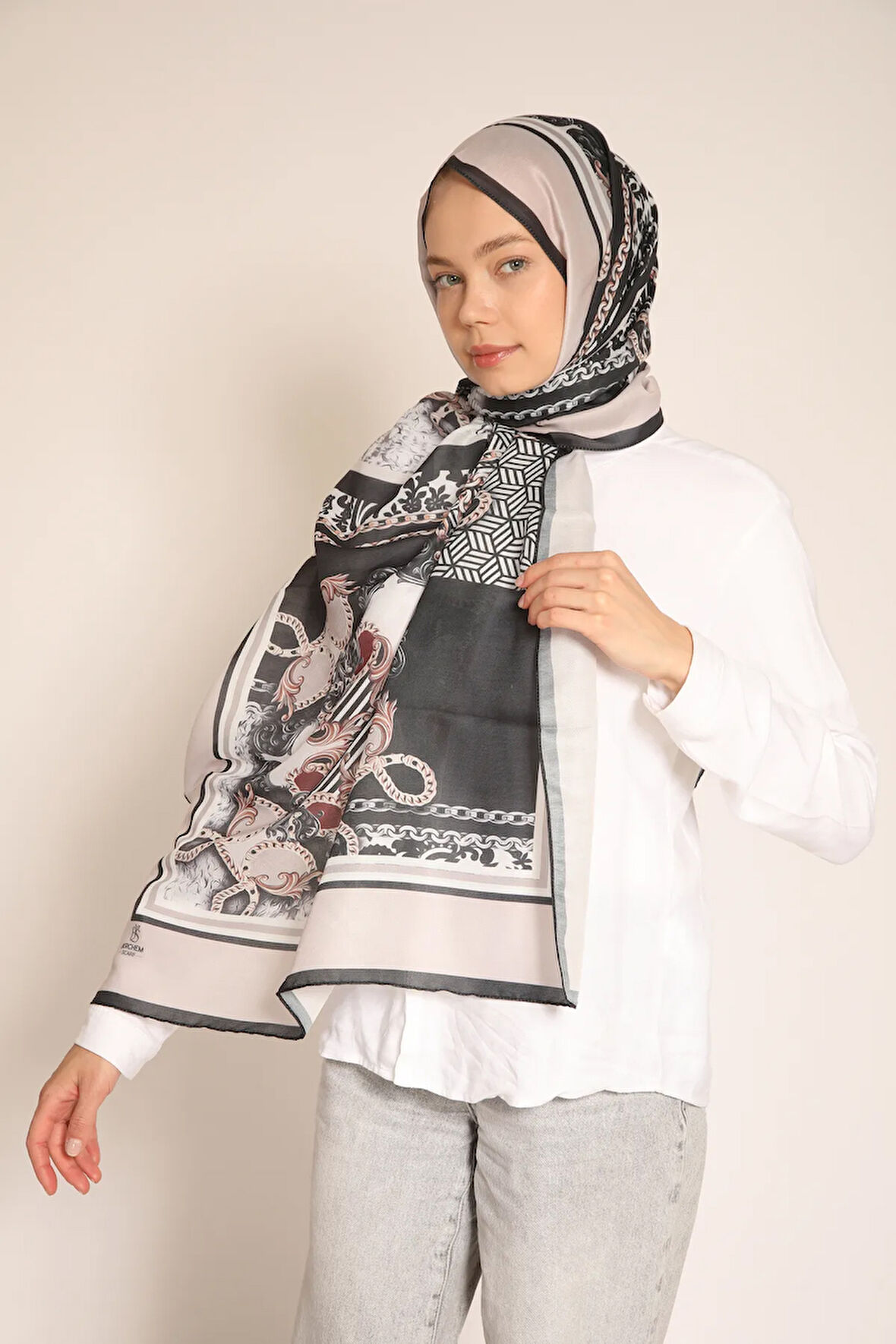 Zincir ve Barok Desenli Siyah-Bej Şal – Klasik ve Şık Dokunuş