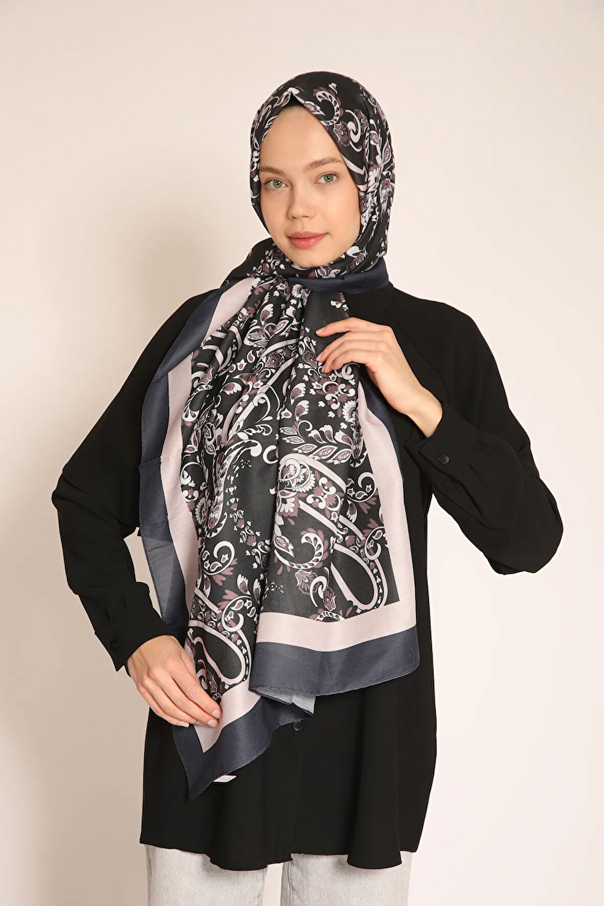 Siyah Zemin Üzerine Pudra ve Gül Kurusu Desenli Soft Şal – Zarif ve Zamansız Tasarım