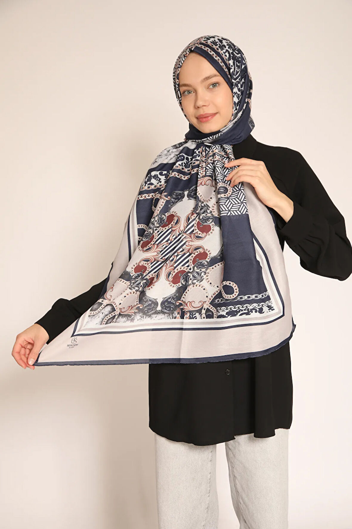 Lacivert ve Krem Tonlarında Zincir Desenli Soft Şal – Zarafetin Klasik Dokunuşu