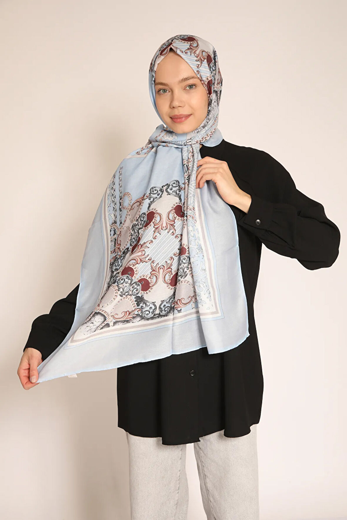 Bebe Mavi Zincir ve Barok Desenli Soft Şal – Zarif ve Modern Dokunuş