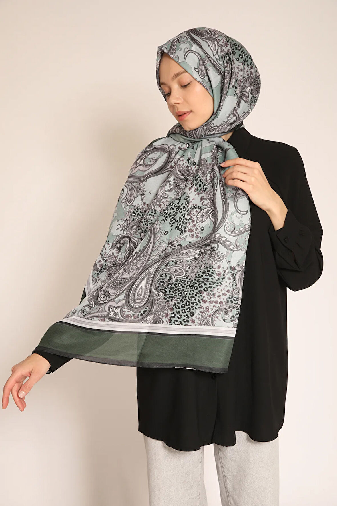 Yeşil Bordürlü Paisley Desenli Soft Şal – Modern ve Etkileyici Tarz