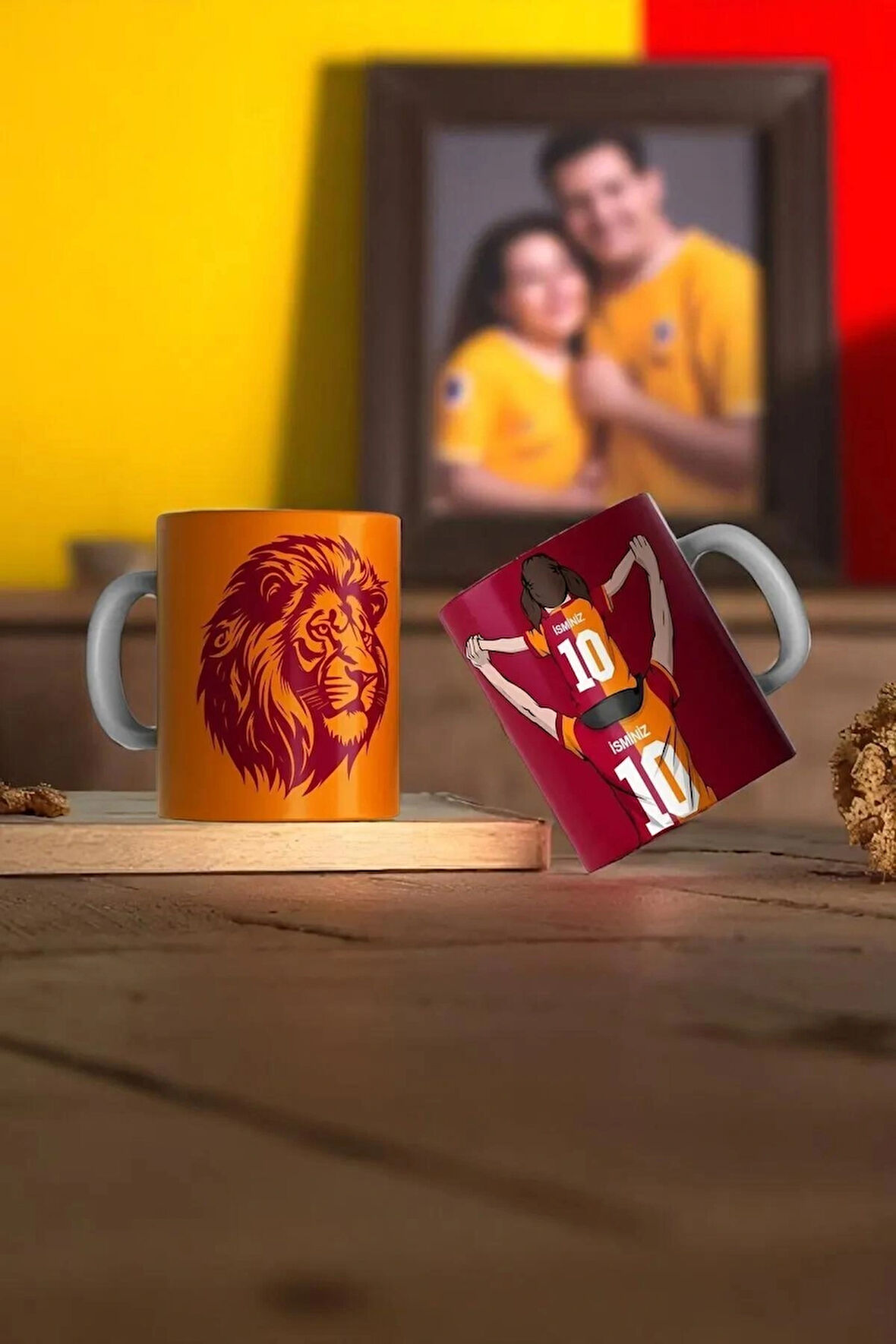 Porselen Sarı Kırmızı Aslan Kişiye Özel Taraftar Baskılı Kupa Bardak-baba Kız İsimli