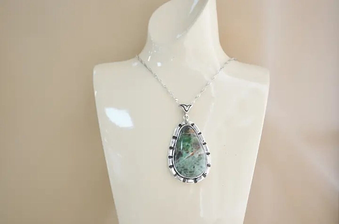 Göknur Gümüş Çerçeve Zümrüt Kadın Kolye