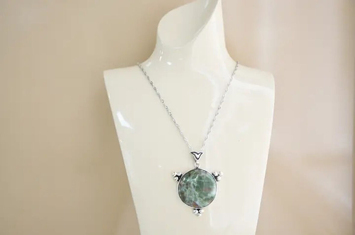 Güneş Gümüş Çerçeveli Kadın Zümrüt Kolye