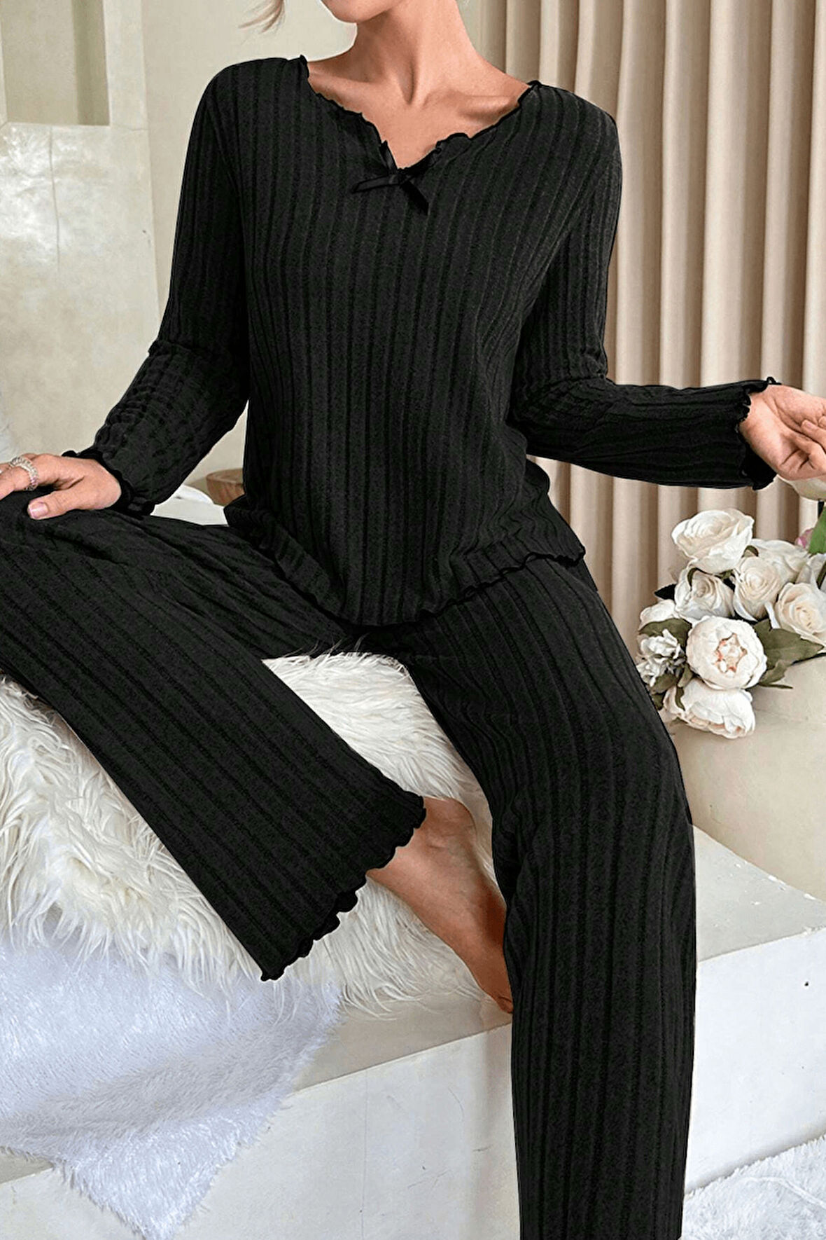 Kadın Siyah Uzun Kollu Fiyonklu Yuvarlak Yaka Mevsimlik Pijama Takımı