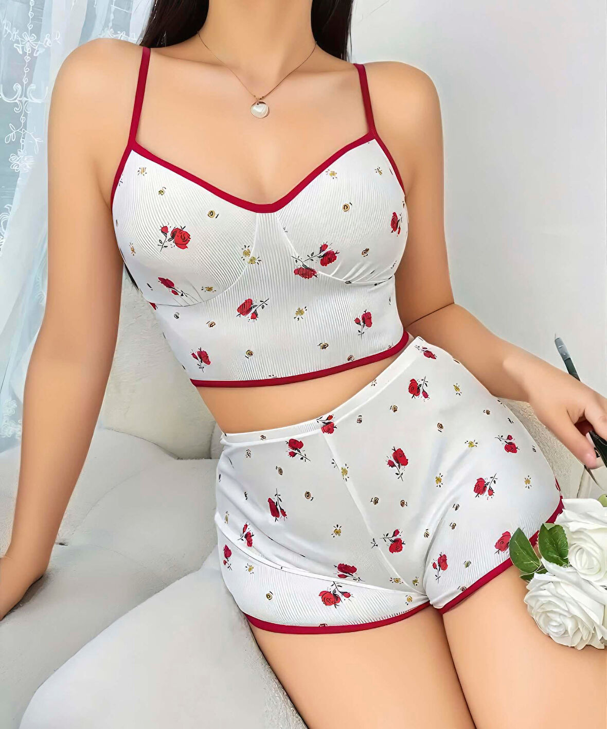 Pamuklu Beyaz Üstüne Kırmızı Gül Desen Fitilli Askılı Şortlu Pijama Takımı
