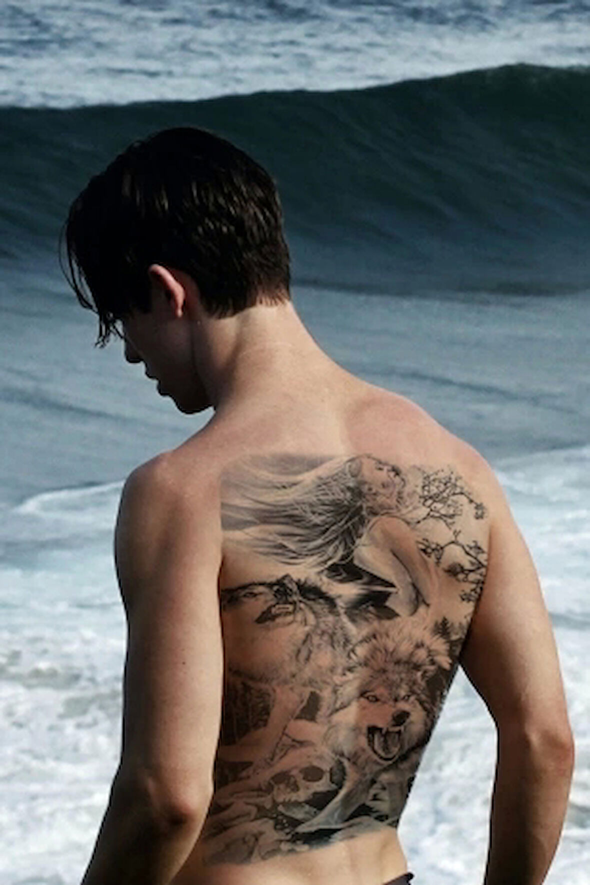 Geçici Kurt Ve Kadın Modelli Sırt Dövme Tattoo