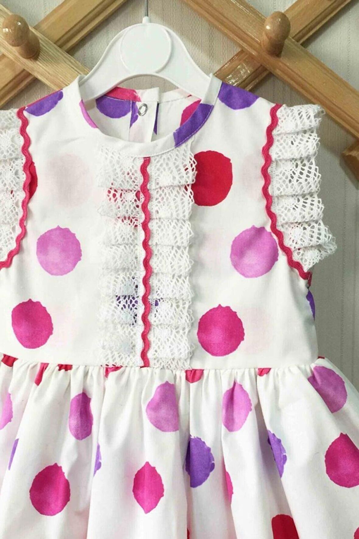 Dantel Ve Su Taşı Detaylı Puantiyeli Pembe Kız Çocuk Bebek Elbise