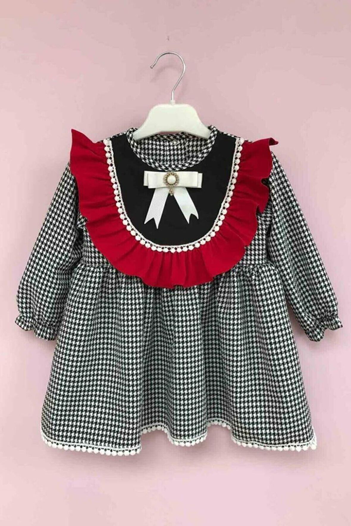 Broş Detaylı Kazayağı Desen Kız Çocuk Bebek Krep Elbise