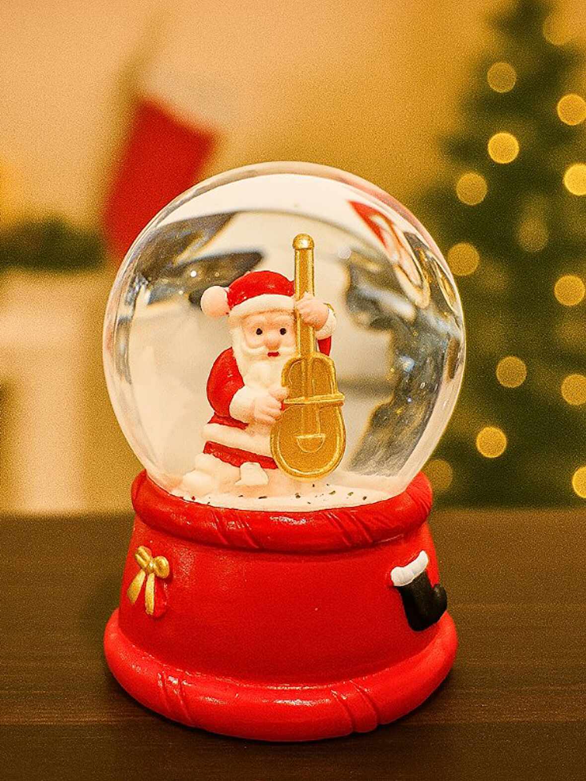 2026 Yılbaşı Temalı LED Işıklı Çello Çalan Noel Baba Kar Küresi 9 cm Orta Boy Yeni Yıl Süsü - 48