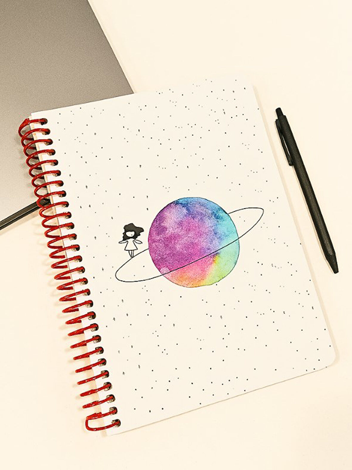 Satürn Kız Tasarımlı Spiralli Kareli Defter – 80 Yaprak, 160 Sayfa (18 x 24 cm)