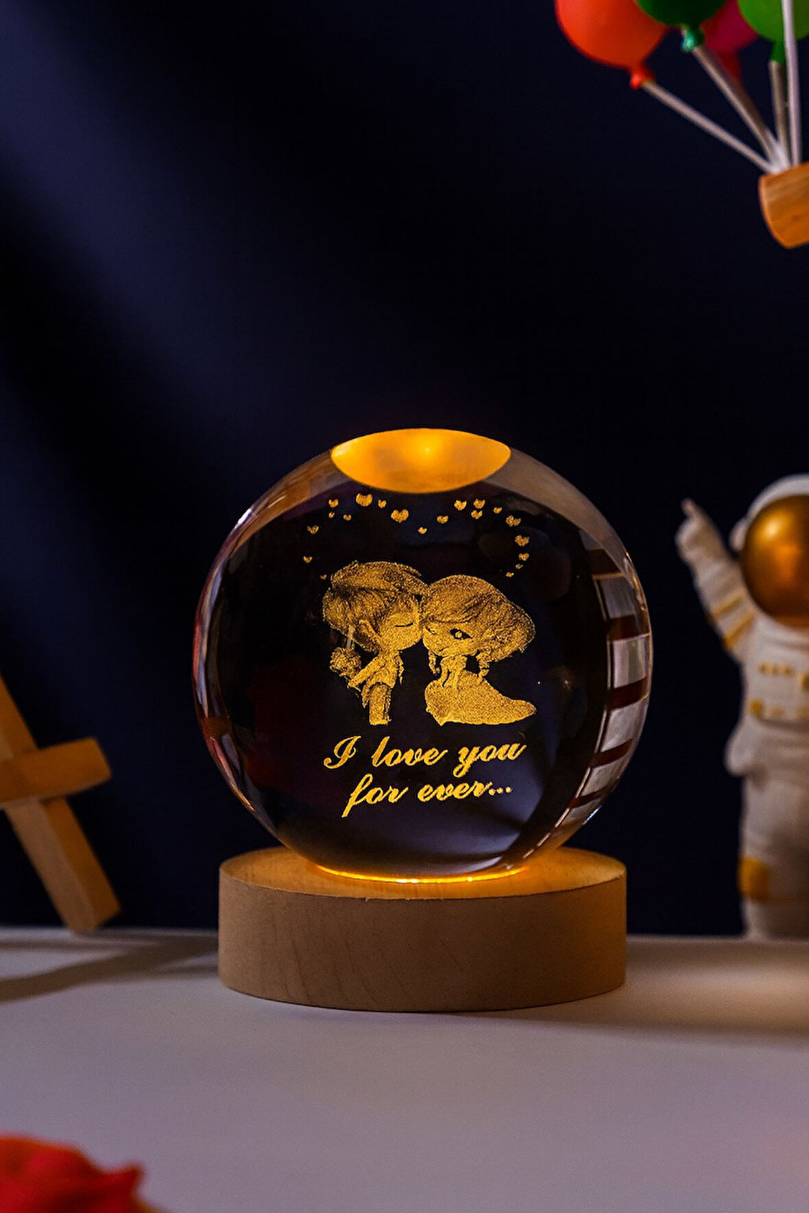 Romantik LED Işıklı Kristal Küre Lamba – "I Love You Forever" Tasarım – USB'li Ahşap Standlı