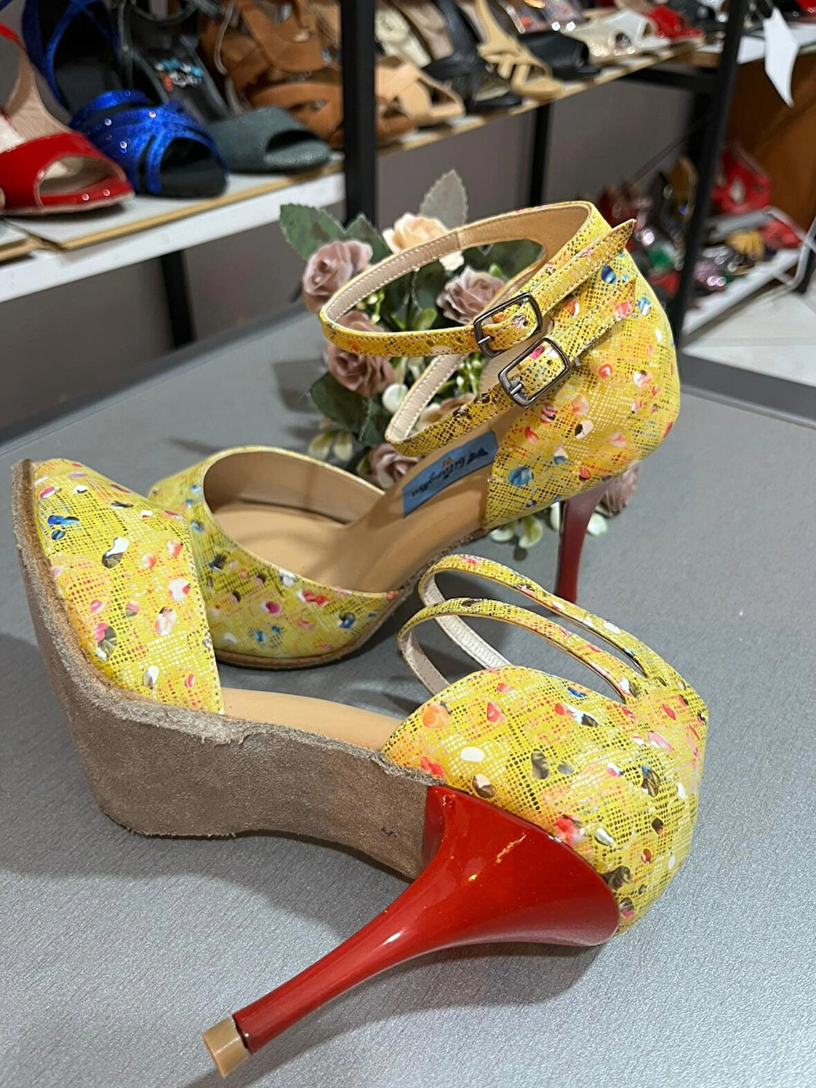 “Yellow Art” BİLEKTEN ÇİFT ATKILI SARI 8,5 CM 11 PONT KAPALI TOPUK TANGO, DANS VE SALON AYAKKABISI