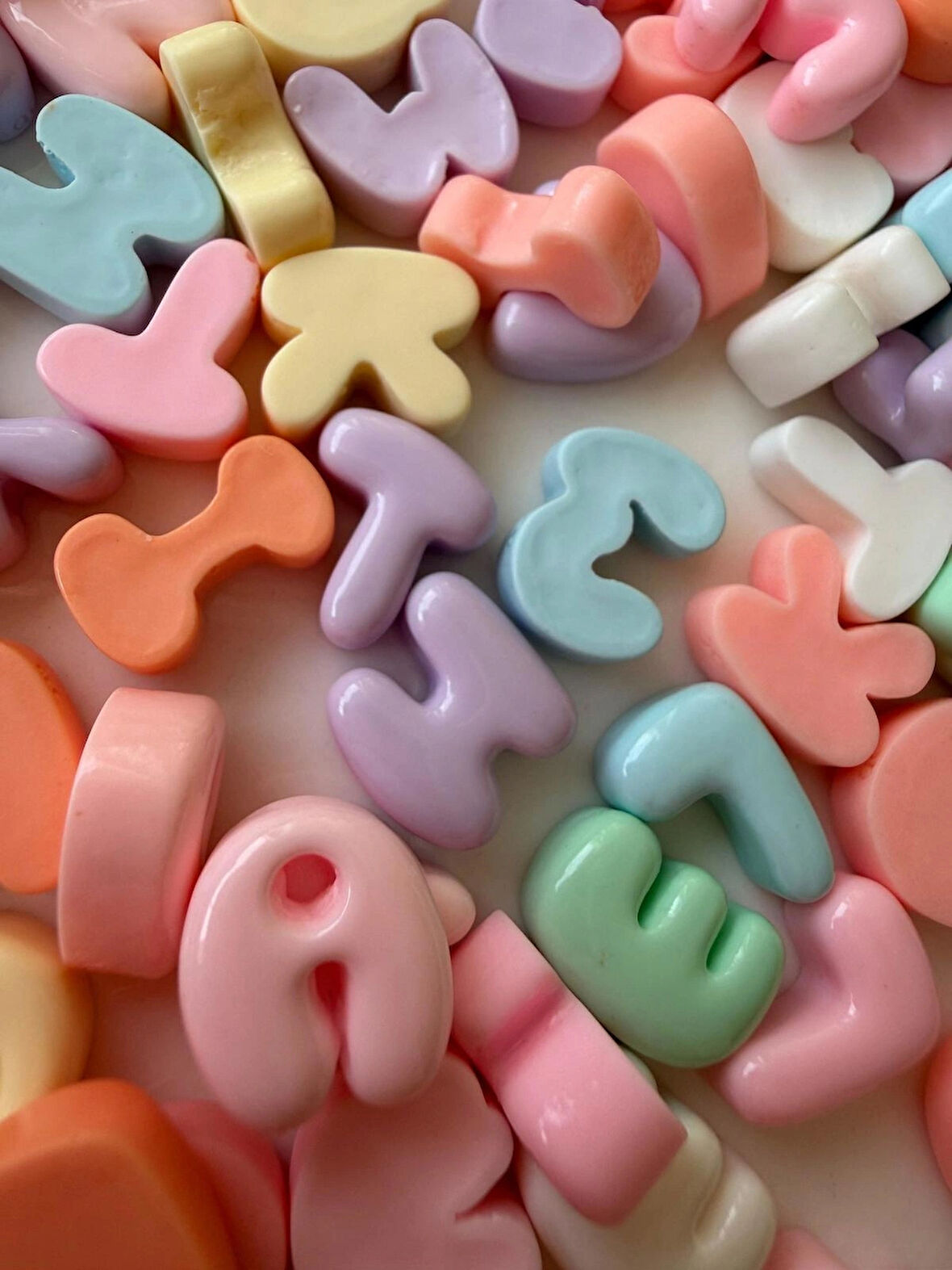 95 adet Mini Çok Renkli Reçine Alfabe Süsleri - Pastel ABCD HarfleriT akı Yapımı & El İşleri için