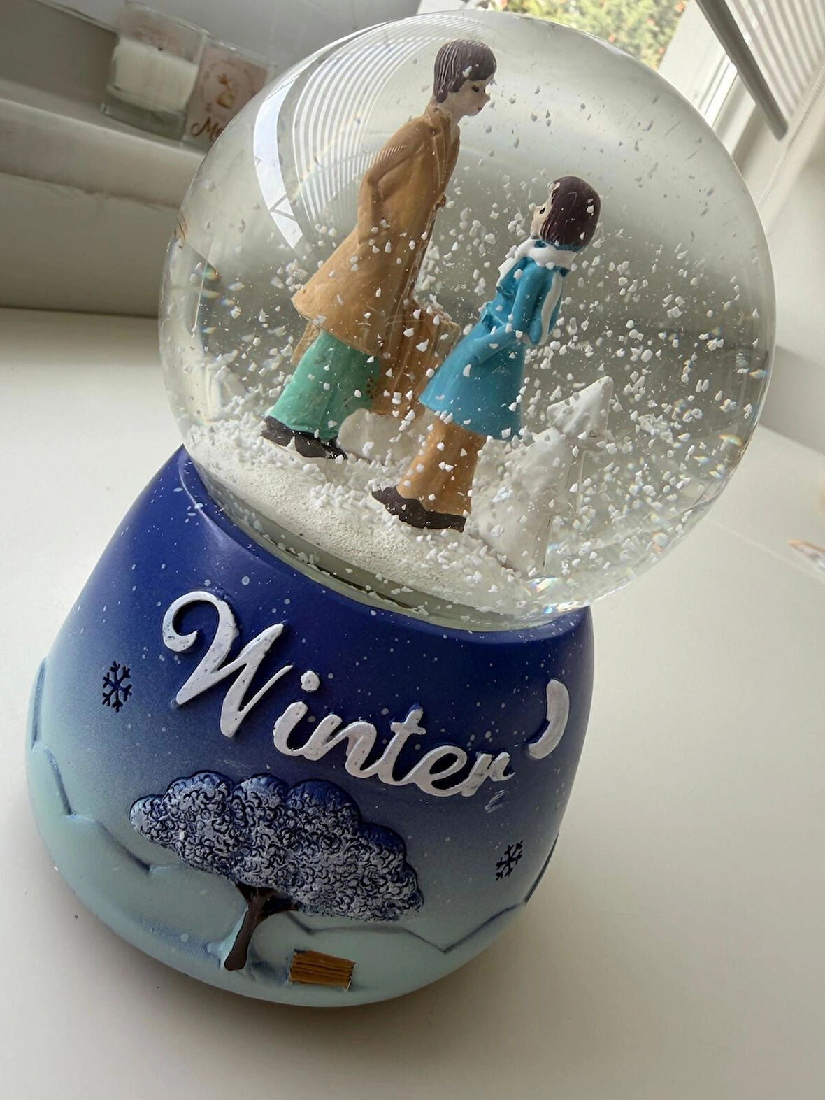 Kız ve Erkek Elle Kurmalı Büyük Boy Kar Küresi Hediye Kutulu