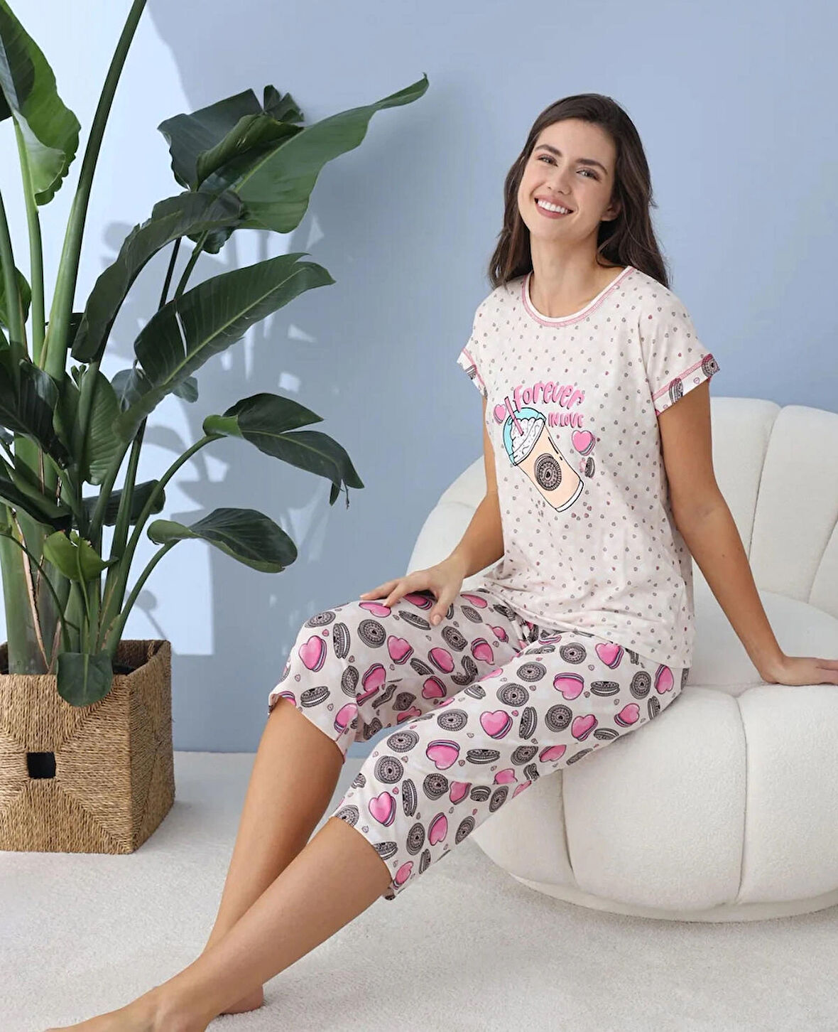 Lukitus Likralı Penye Kumaş Desenli Kısa Kol Kadın Kapri Pijama Takımı