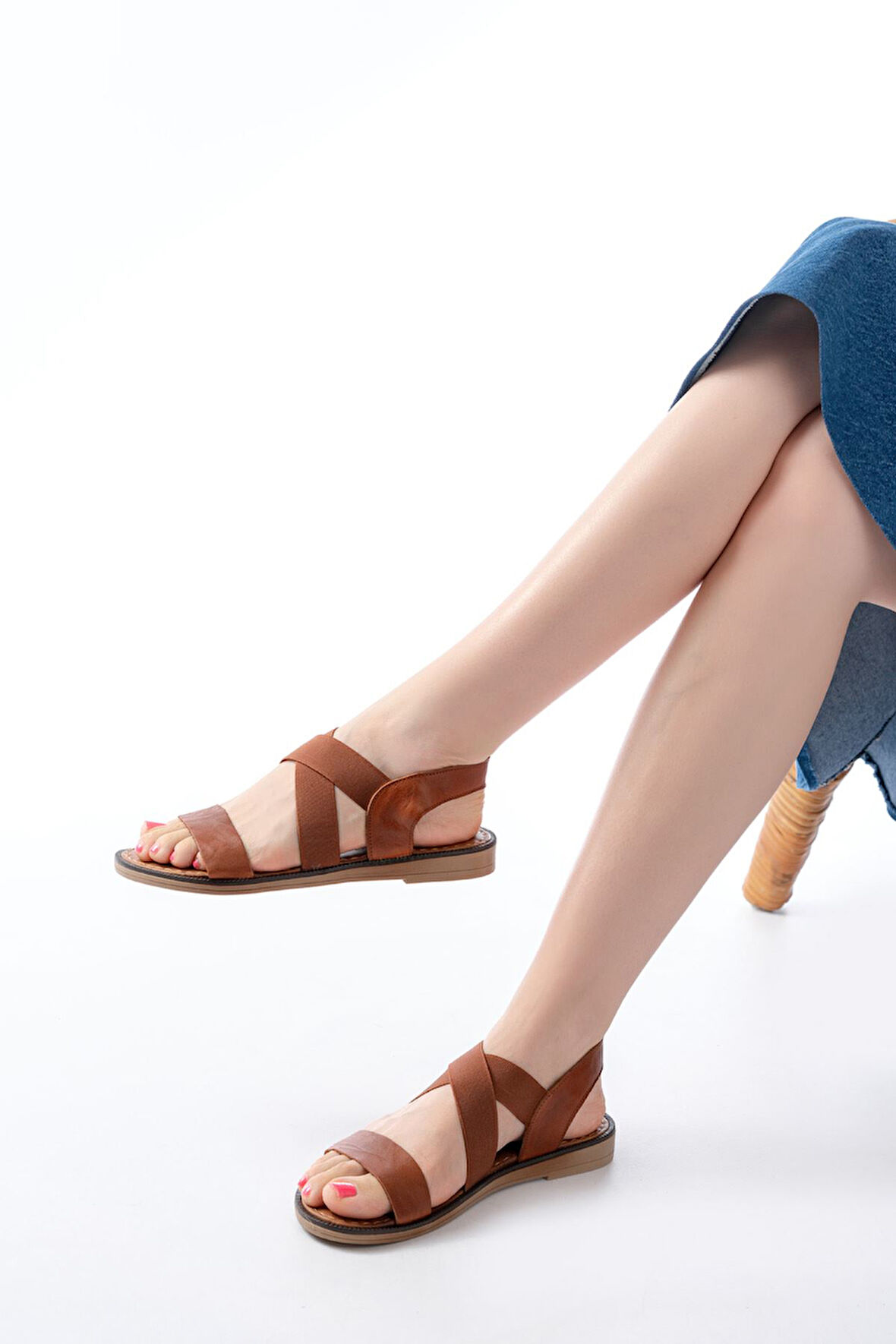 205-04 Taba Tek Bantlı Lastikli Hakiki Deri Ortopedik Taban Kadın Sandalet