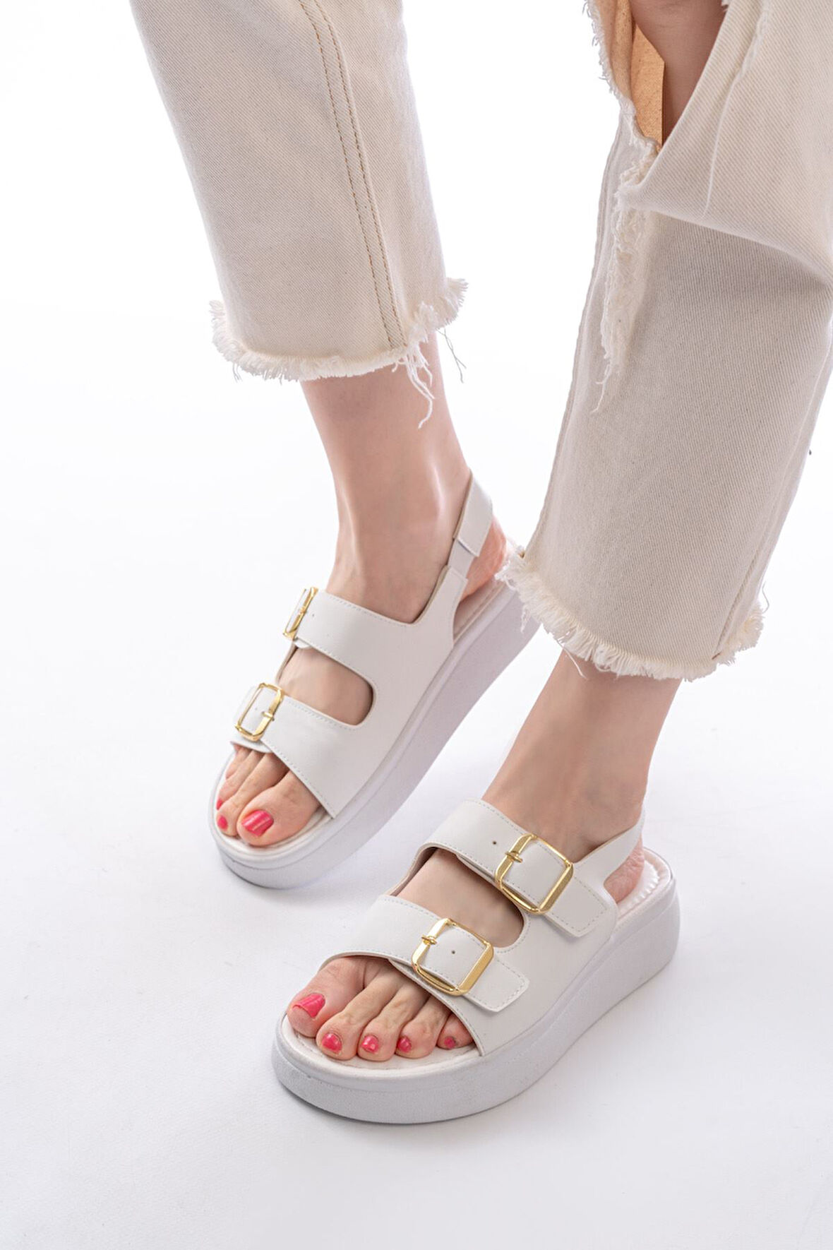 24413-572 Beyaz Günlük Dolgu Topuk Toka Aksesuarlı Kadın Sandalet