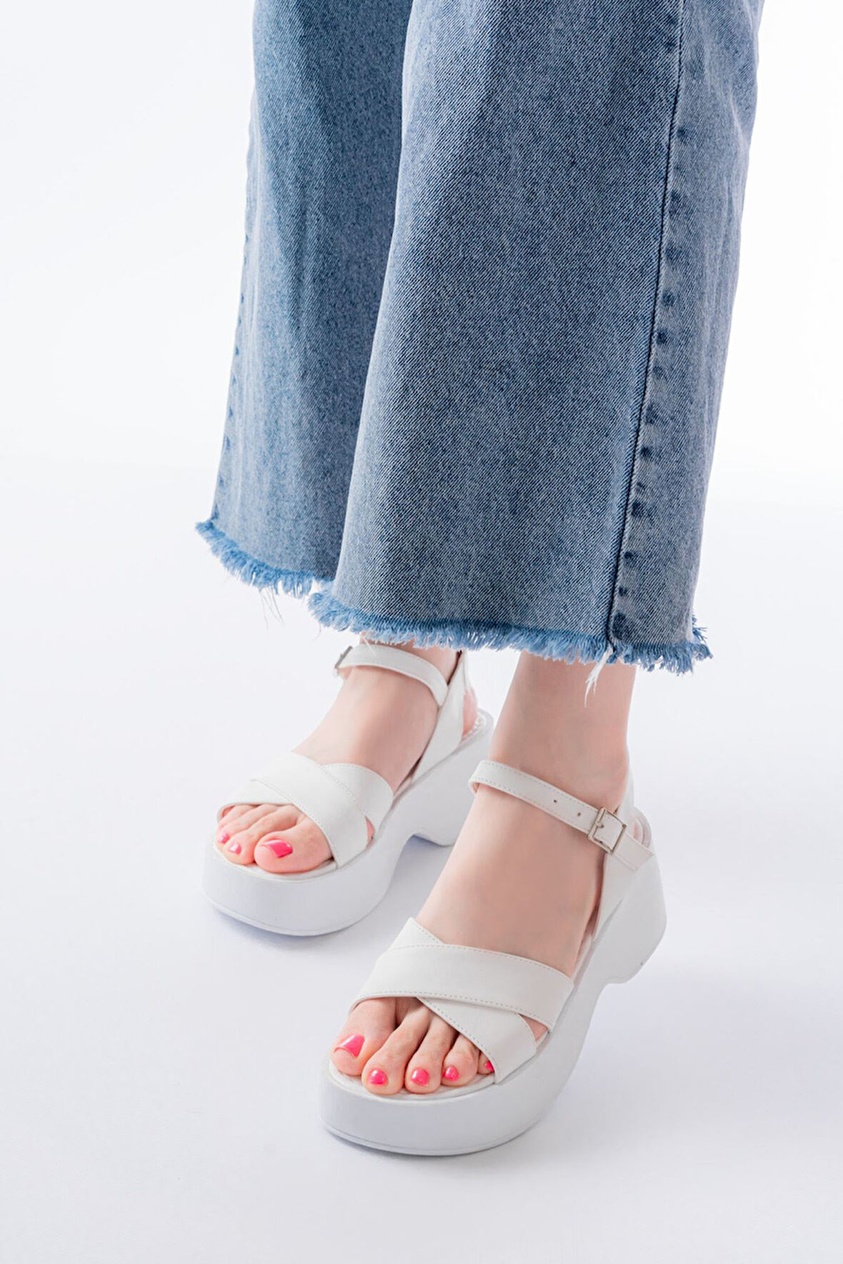 24414-1005 Beyaz Günlük Çapraz Dolgu Topuk Kadın Sandalet