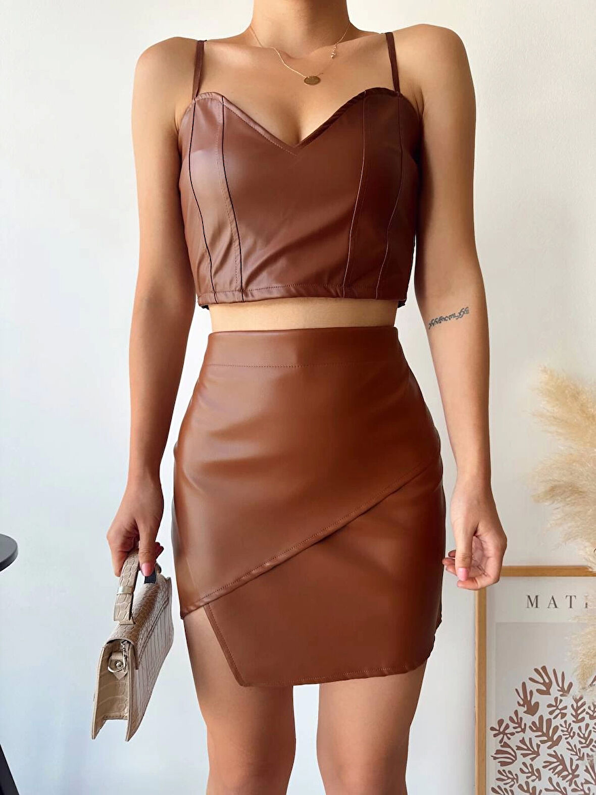 Kapaklı asimetrik model deri etek kahve s240106