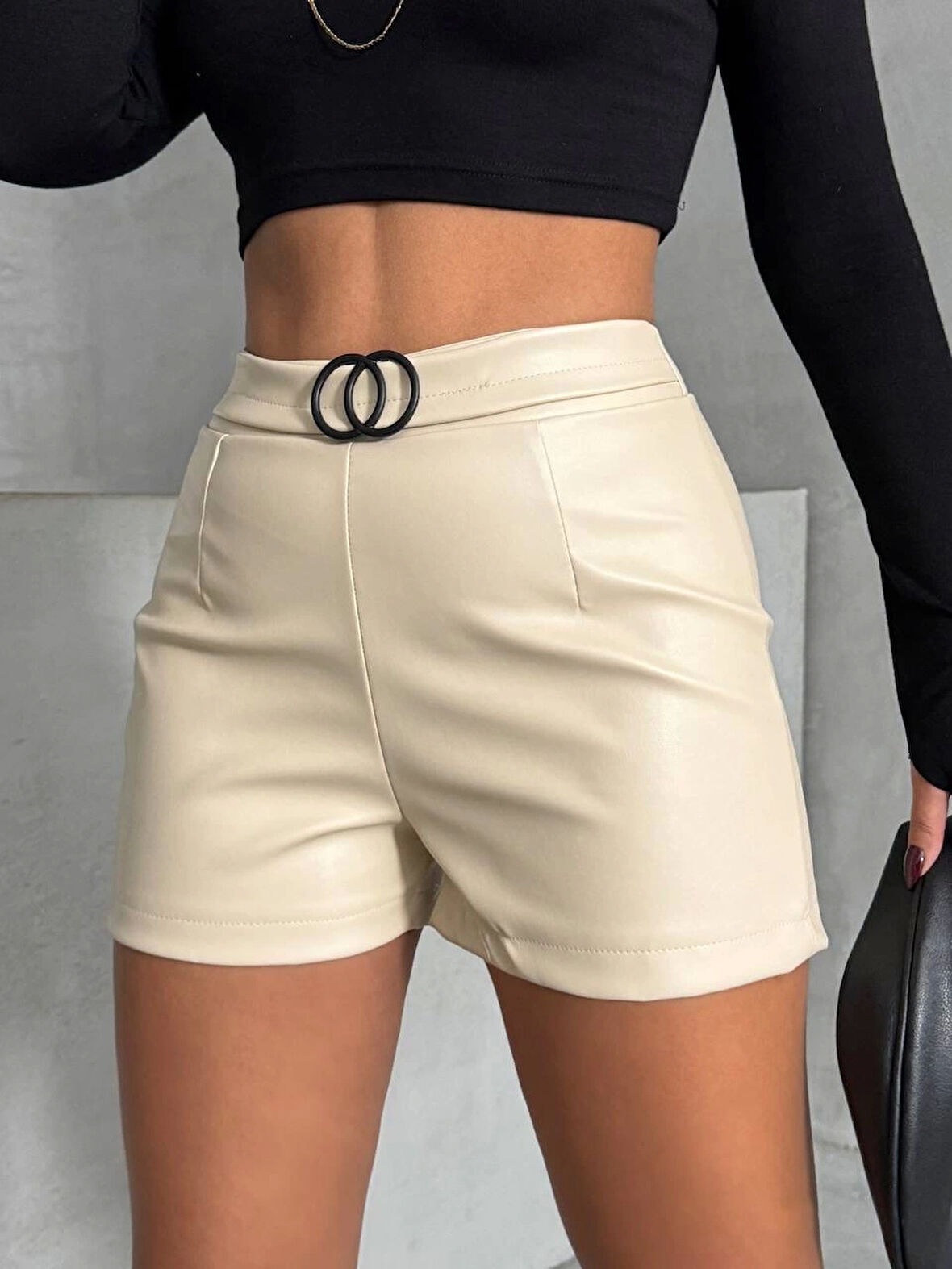 Tokalı deri şort h24444