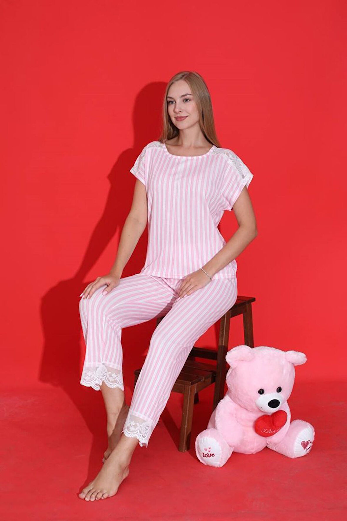 MLALE Pembe Çizgili Fitilli İnce Raporlu Kumaş Kol ve Paça Dantelli Kısa Kollu Kadın Pijama Takımı 4064-B