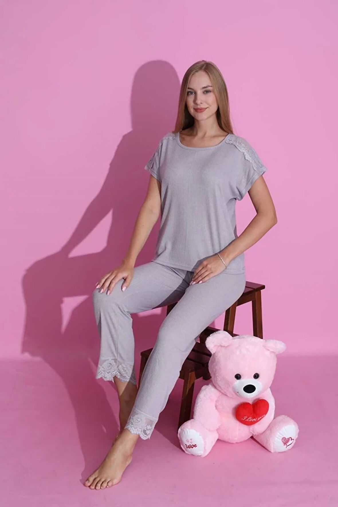 MLALE Gri Fitilli İnce Raporlu Kumaş Kol ve Paça Dantelli Kısa Kollu Kadın Pijama Takımı 4059-G