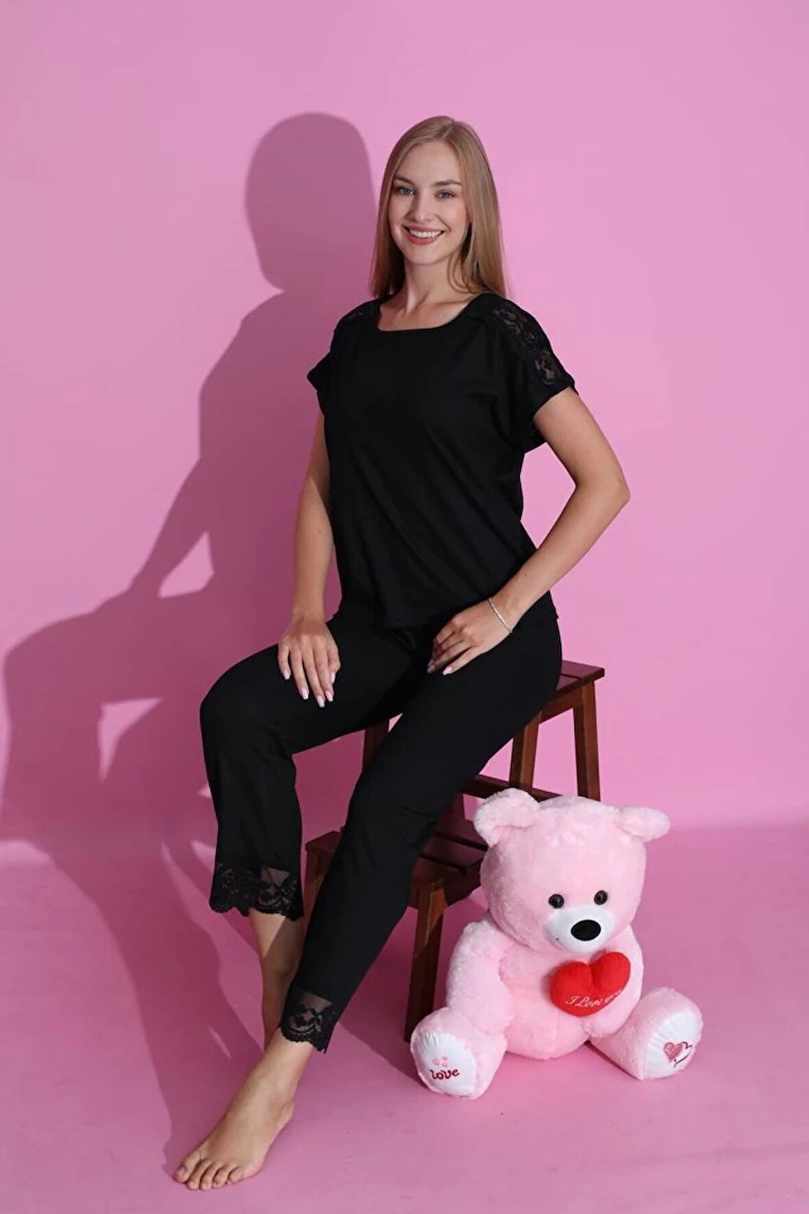 MLALE Siyah Fitilli İnce Raporlu Kumaş Kol ve Paça Dantelli Kısa Kollu Bayan Pijama Takımı 4060-S