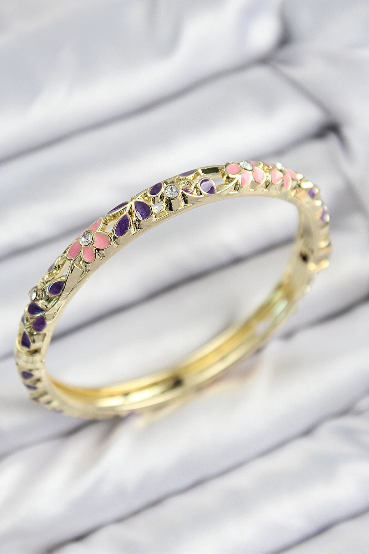 Mineli Pirinç Zirkon Taşlı Pembe Mor Çiçek Motifli Gold Kadın Kelepçe