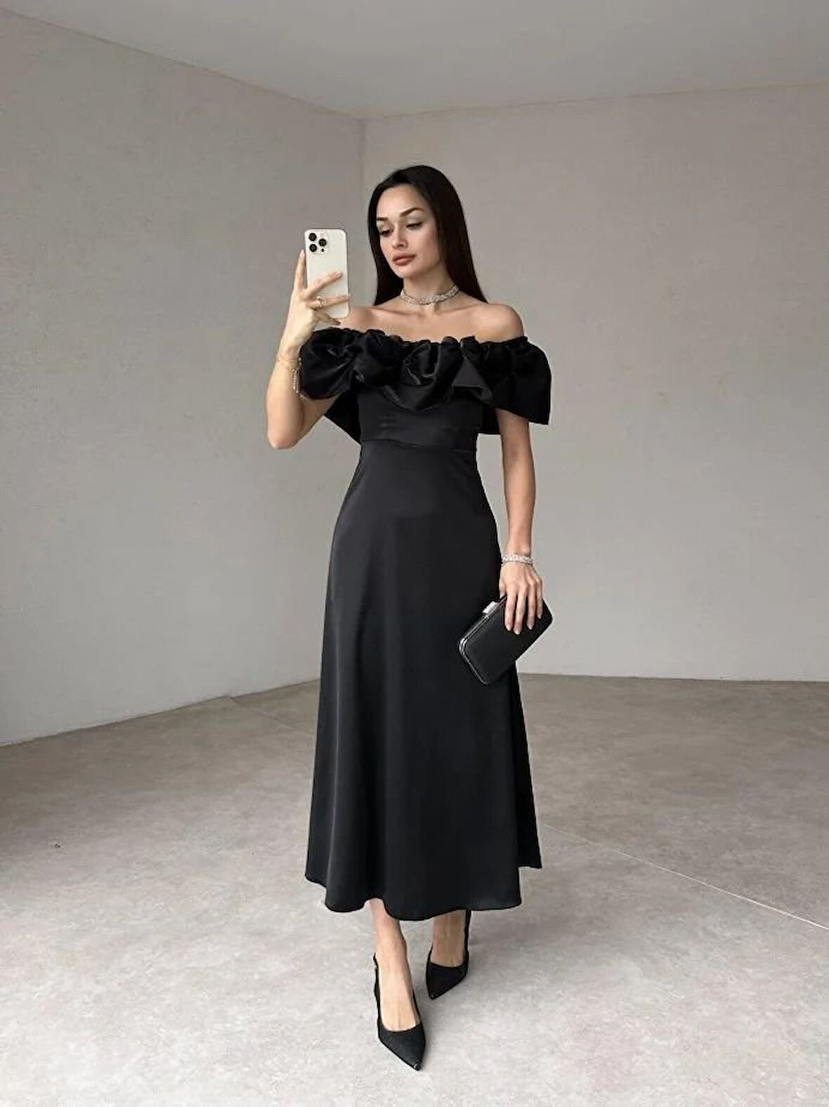 Siyah Omuz Büzgülü Saten Elbise