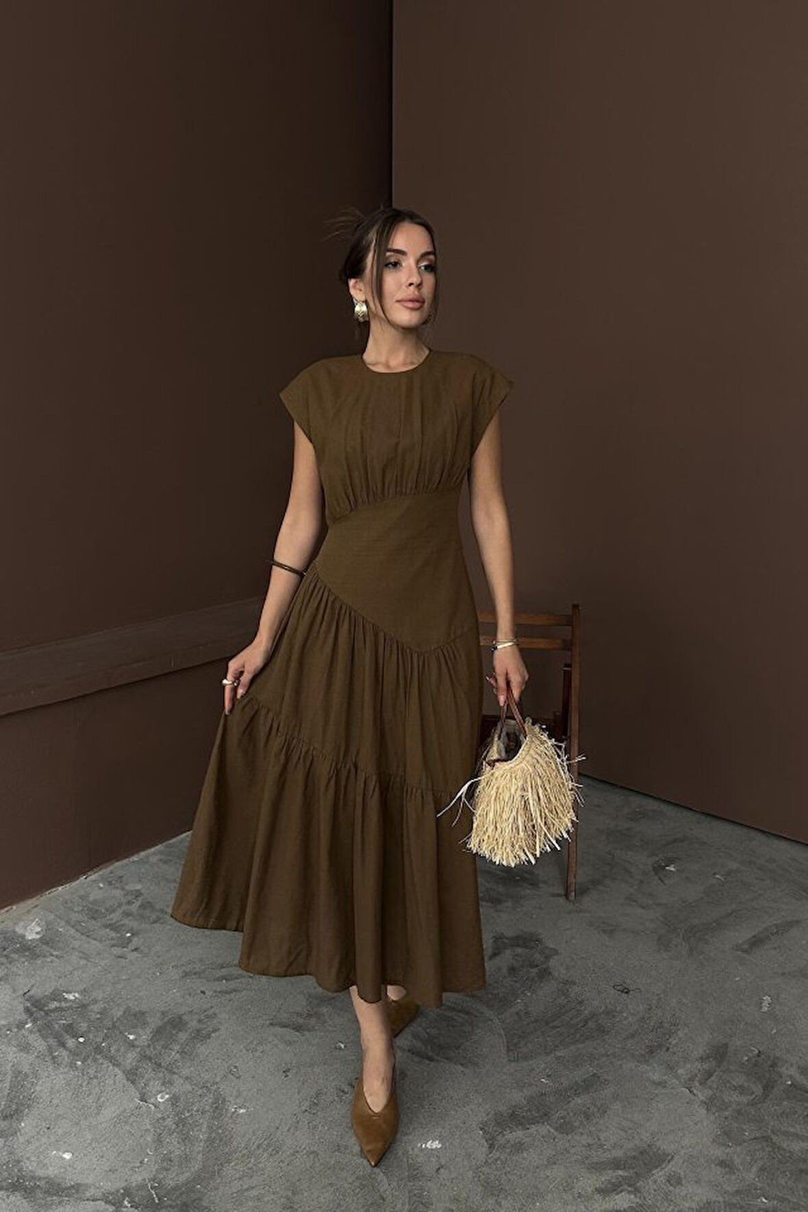 Kahverengi Büzgü Detaylı Keten Elbise