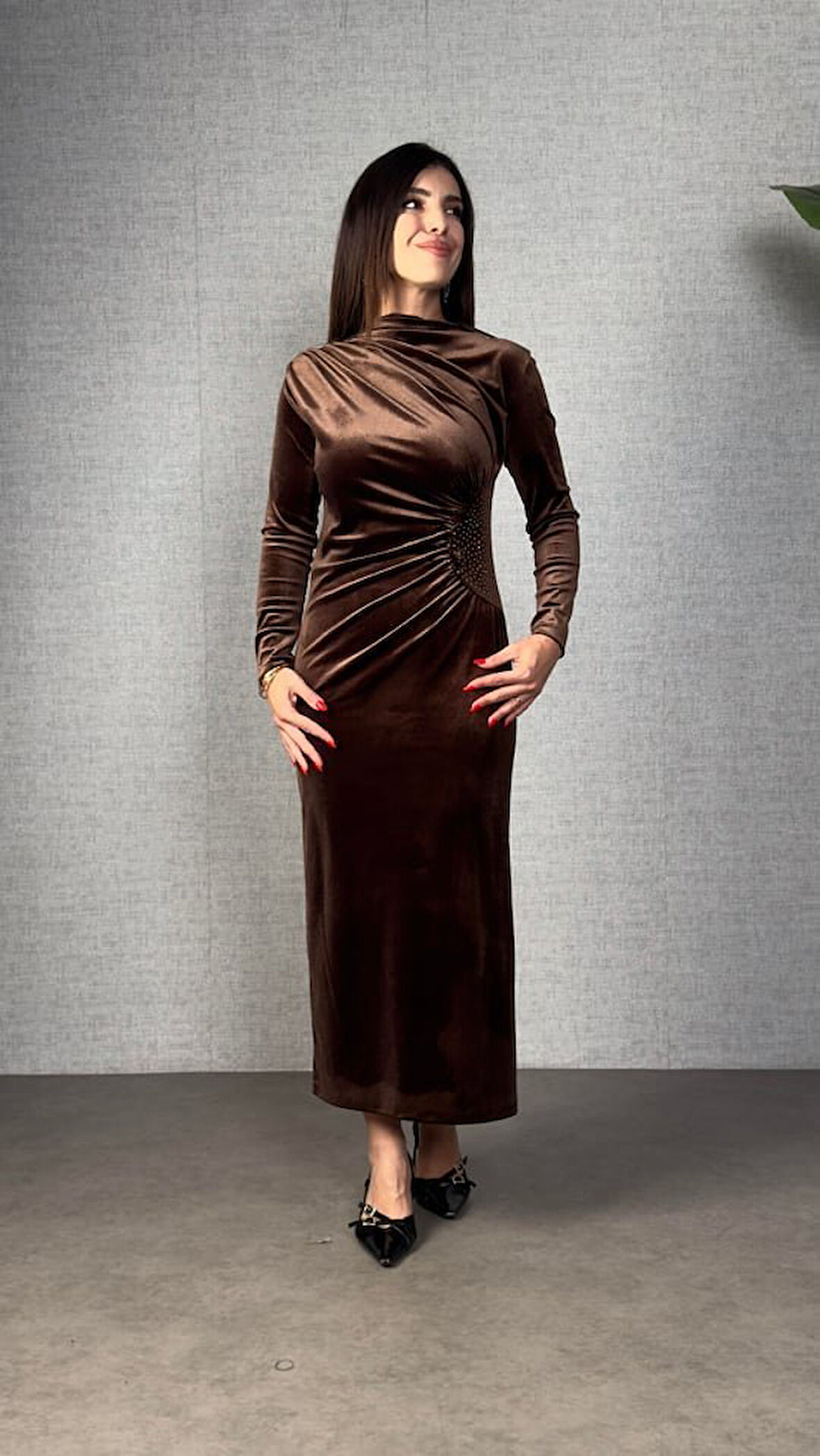 Kadınbalıkçı Yaka Büzgü Ve Taş Işleme Detay Maxi Boy Kadife Elbise