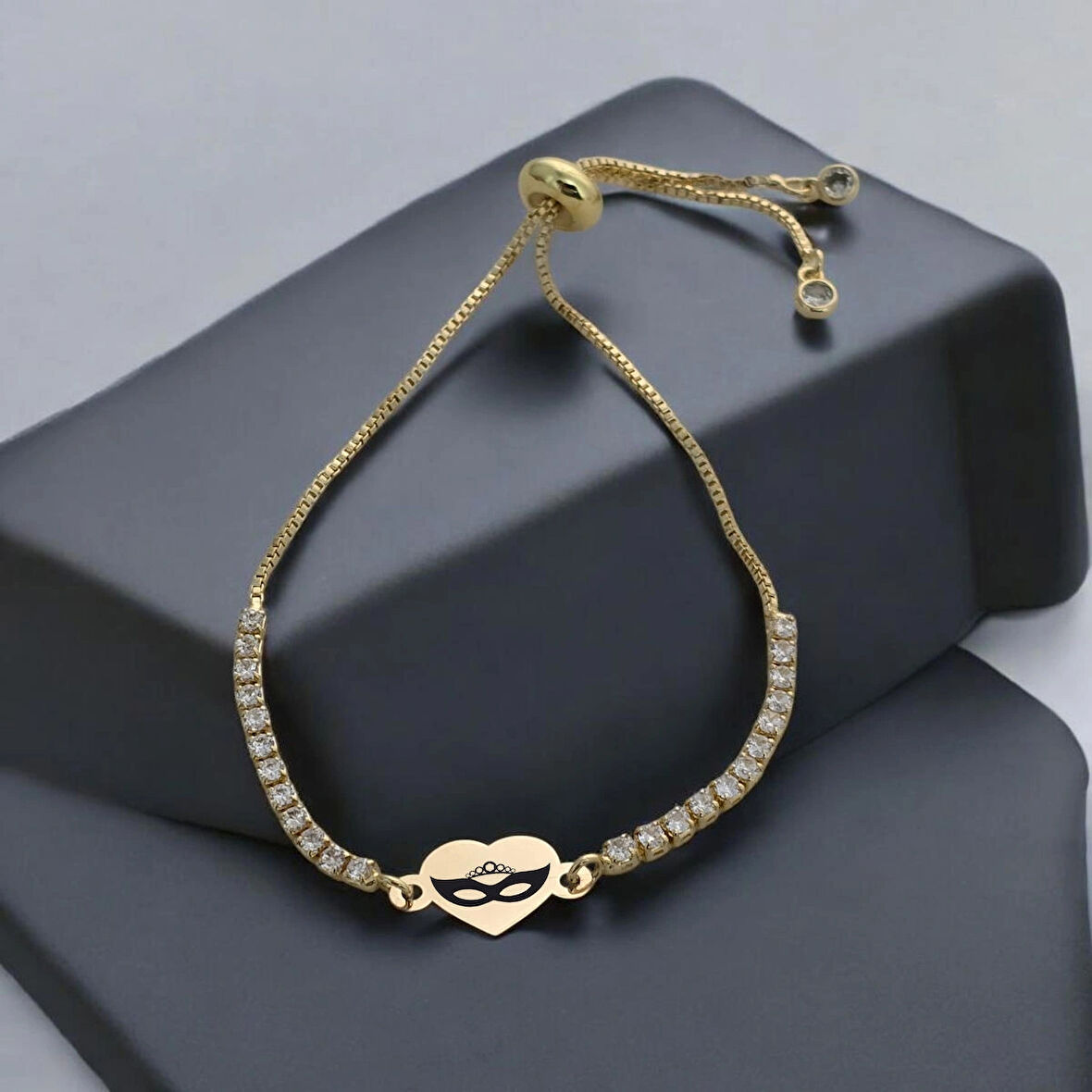 Gizemli ve Şık Kalp Motifli ve Parlak Beyaz Taşlı 14 Ayar Altın Plakalı Balmaske Bilekliği