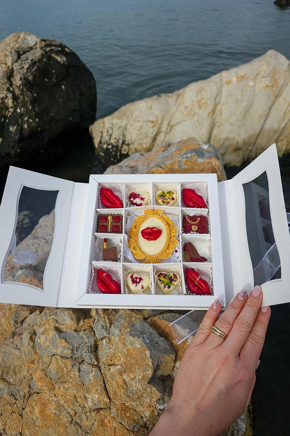 Sevdiğinize Özel El Yapımı Belçika Çikolataları İle Hazırlanmış Beauty Box Çikolata Hediye Kutusu