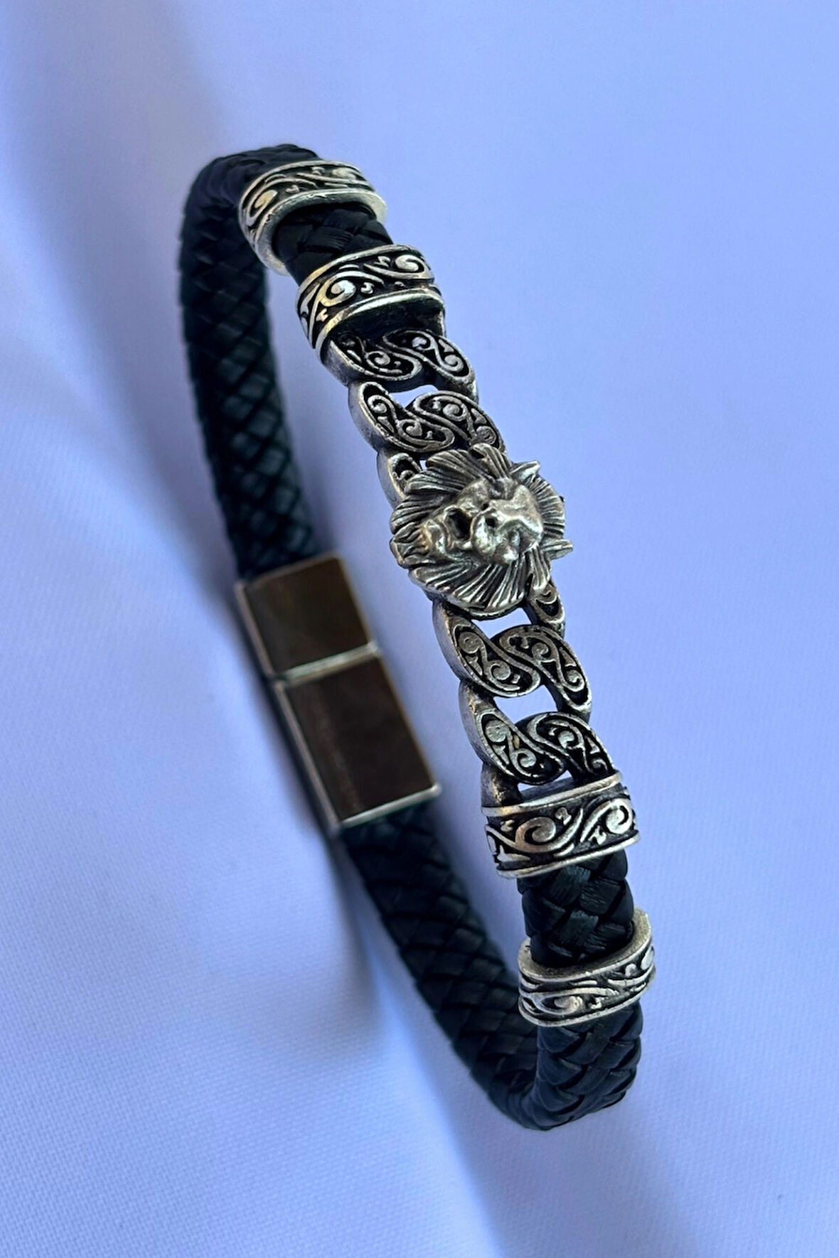 Aslan Figürlü El İşçiliği ile Üretilmiş Hakiki Deri Erkek Bileklik